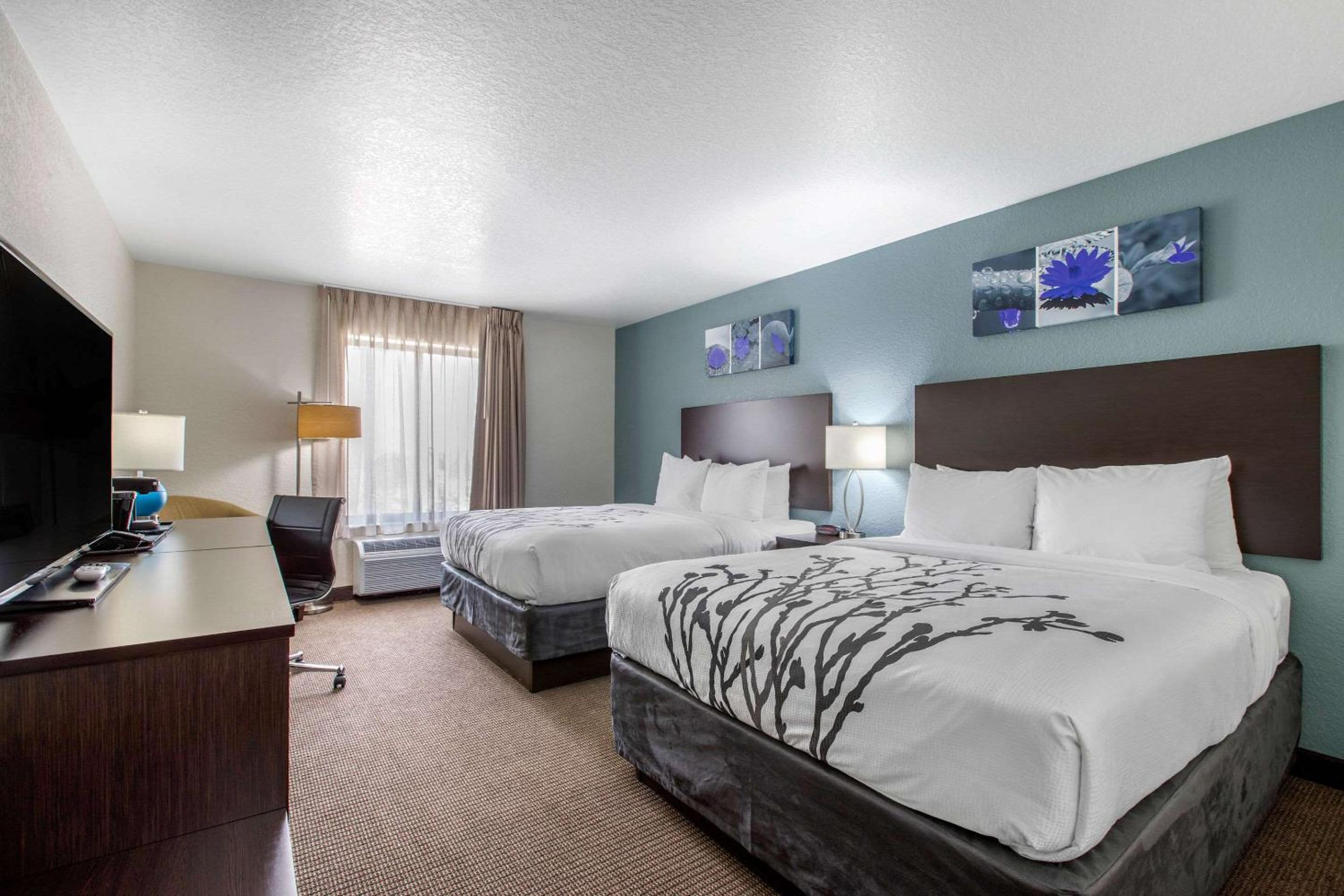 Queen Room with Two Queen Beds - Non-Smoking photo 1