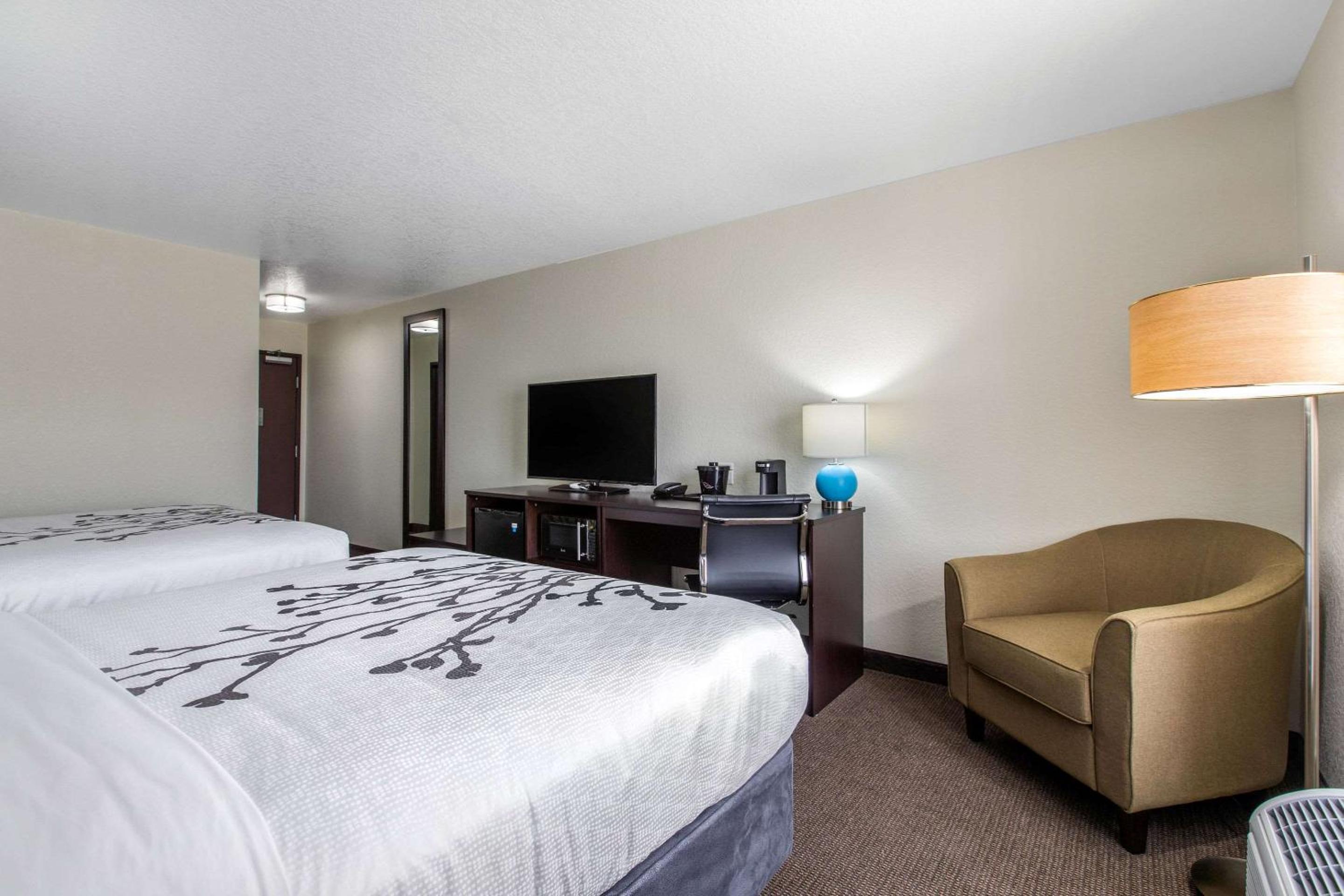 Queen Room with Two Queen Beds - Non-Smoking photo 2