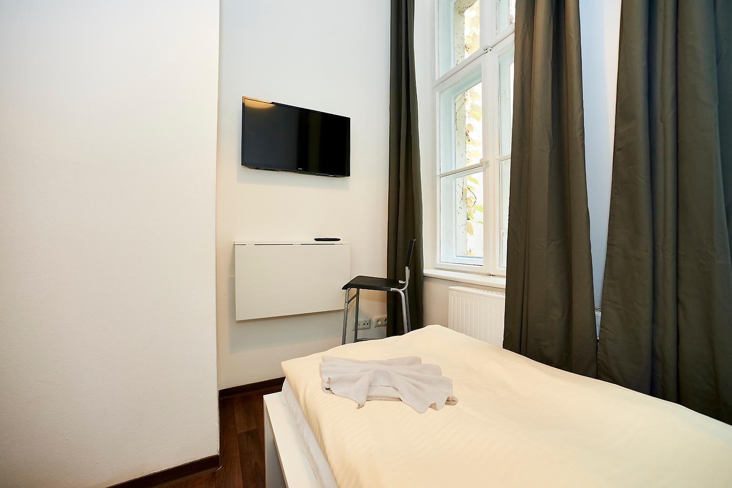 Single Room with Private Bathroom photo 2