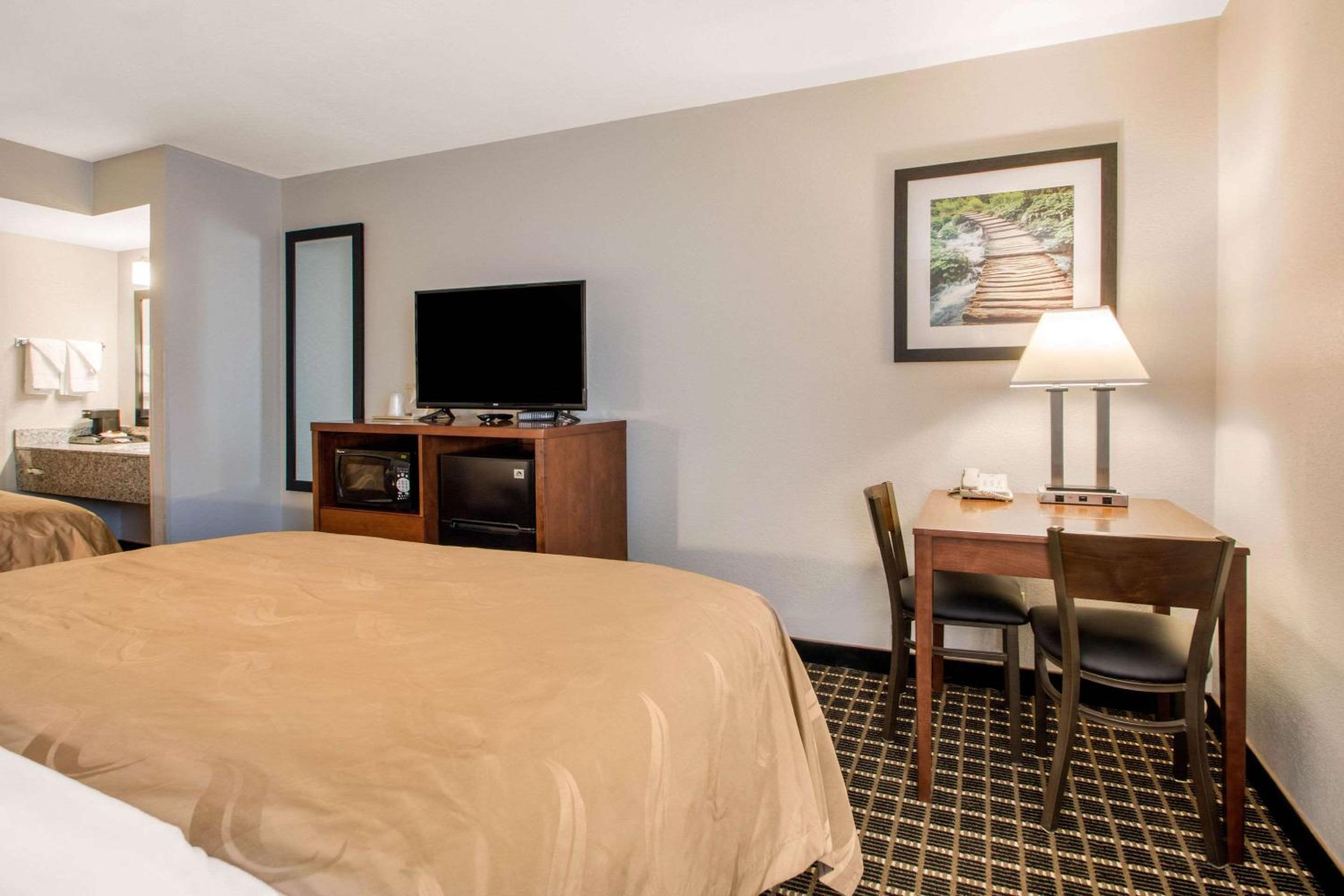 Queen Room with Two Queen Beds - Non-Smoking - Photo 5