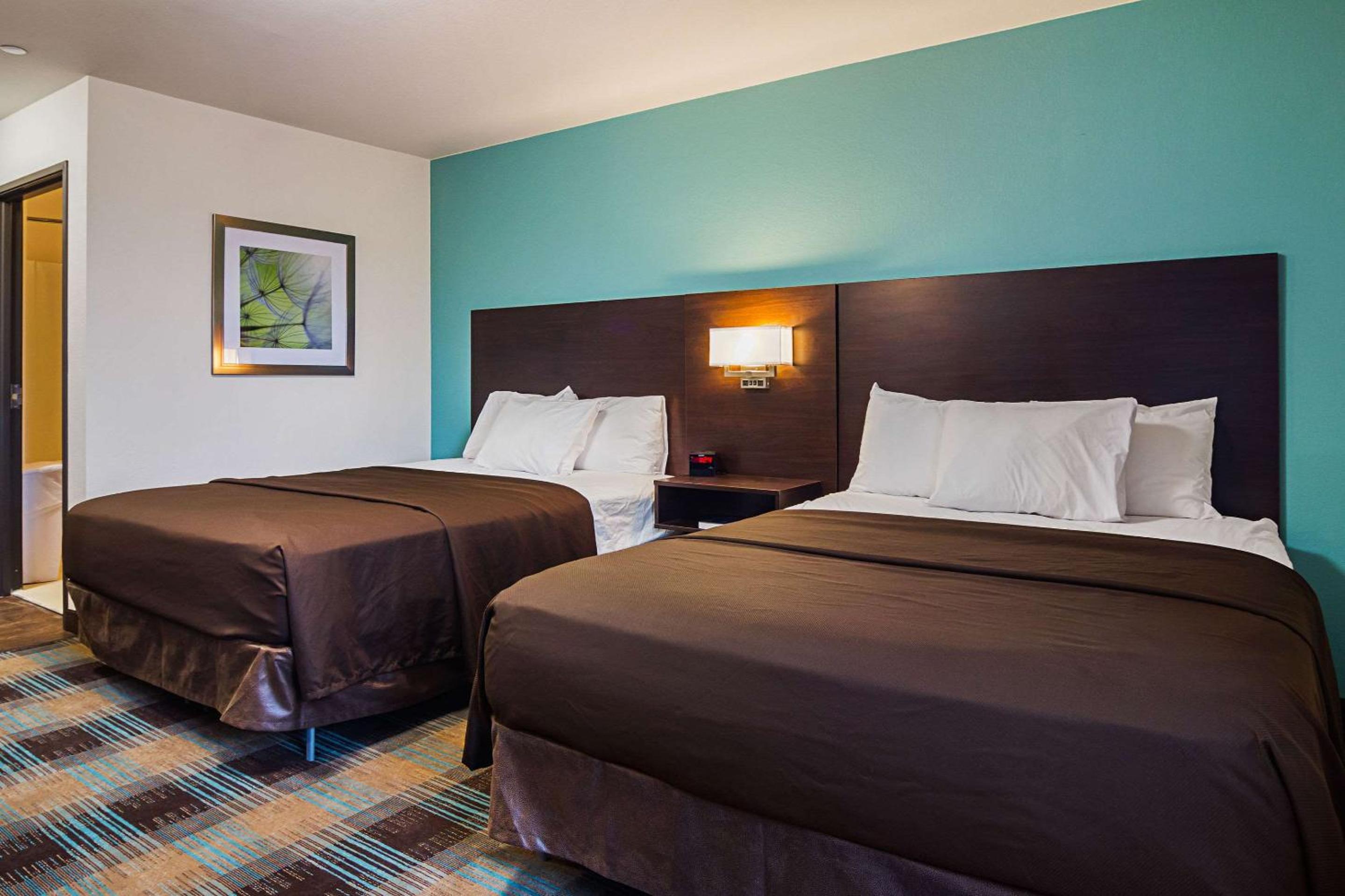 Queen Room with Two Queen Beds - Non-Smoking photo 1