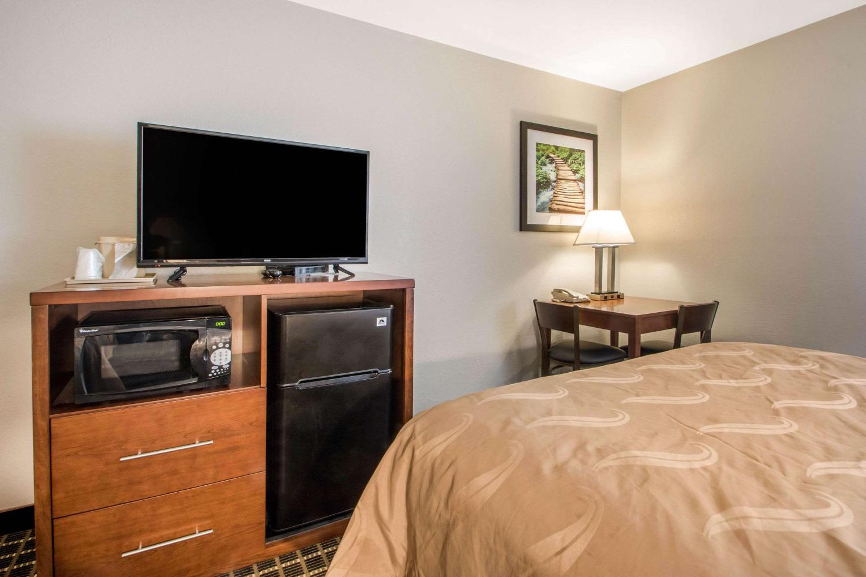 Queen Room with Two Queen Beds - Non-Smoking - Photo 4