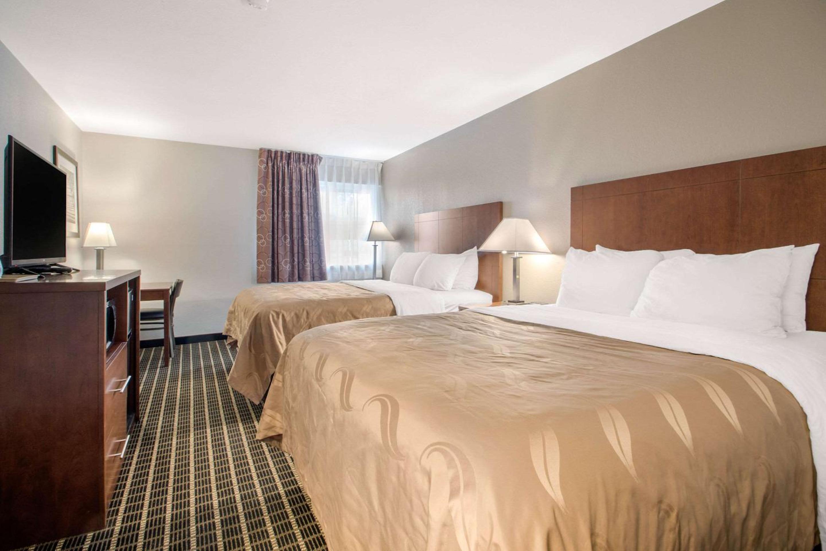 Queen Room with Two Queen Beds - Non-Smoking - Photo 2