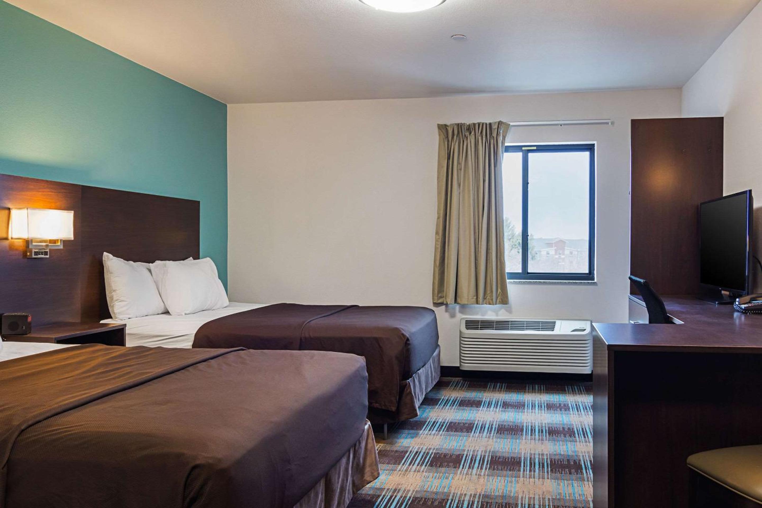 Queen Room with Two Queen Beds - Non-Smoking photo 2