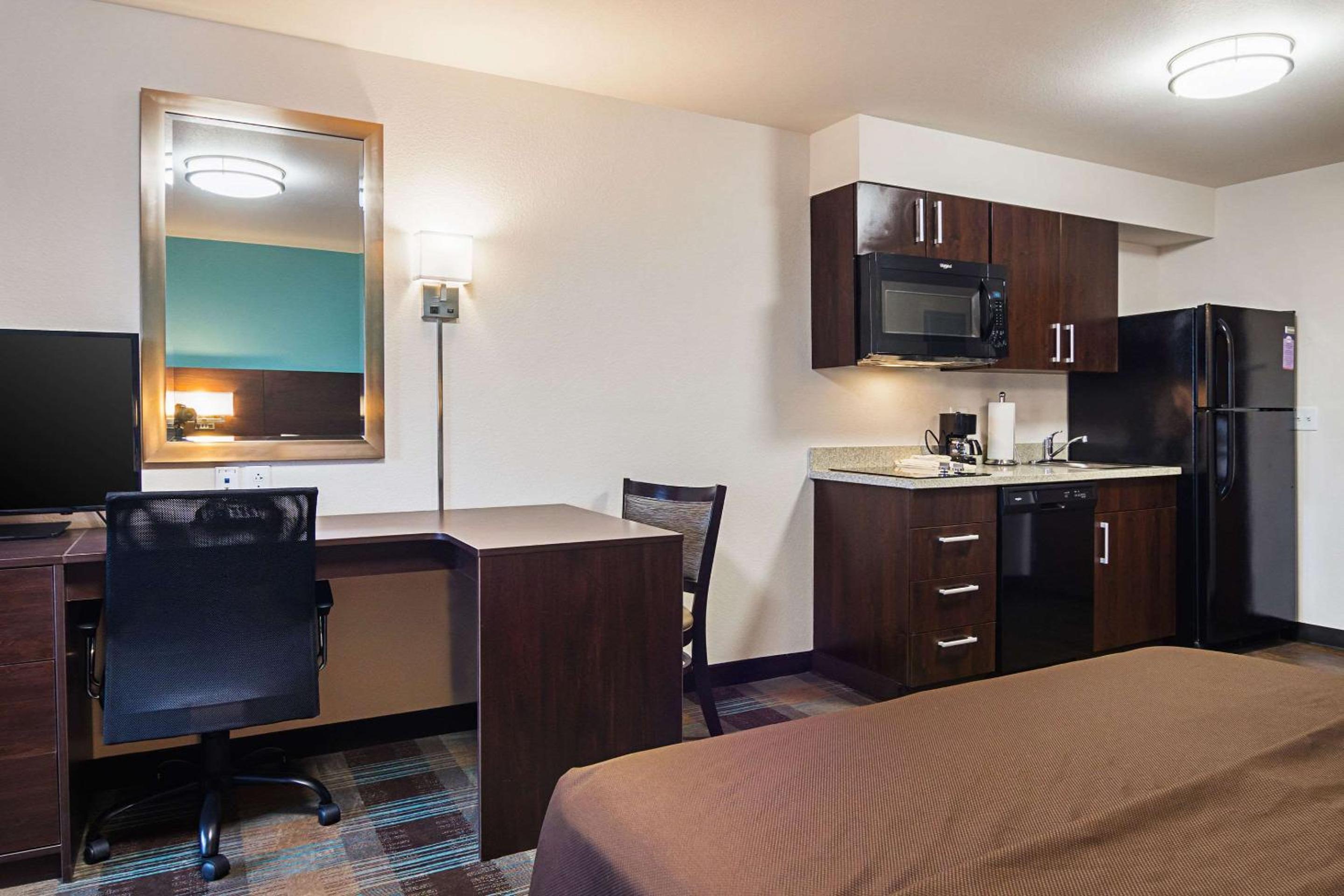 Queen Room with Two Queen Beds - Non-Smoking photo 3
