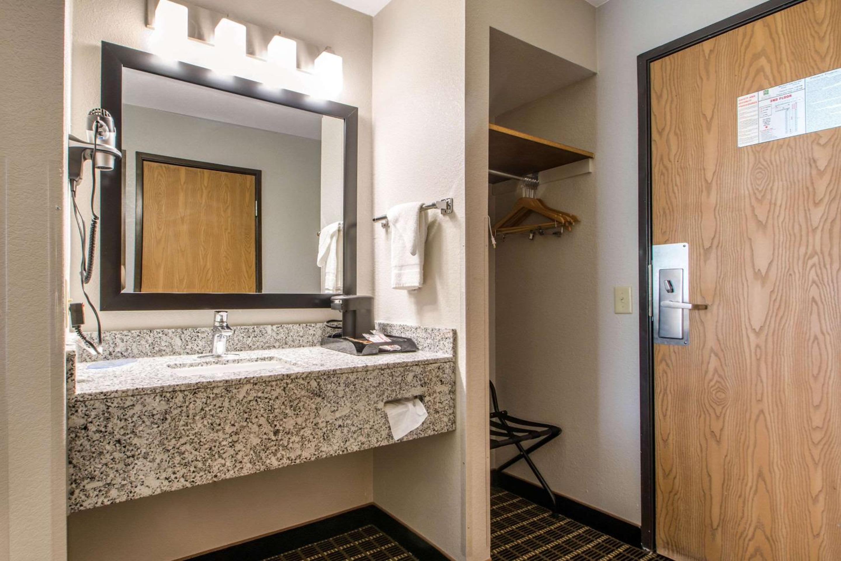 King Room - Non-Smoking - Photo 2