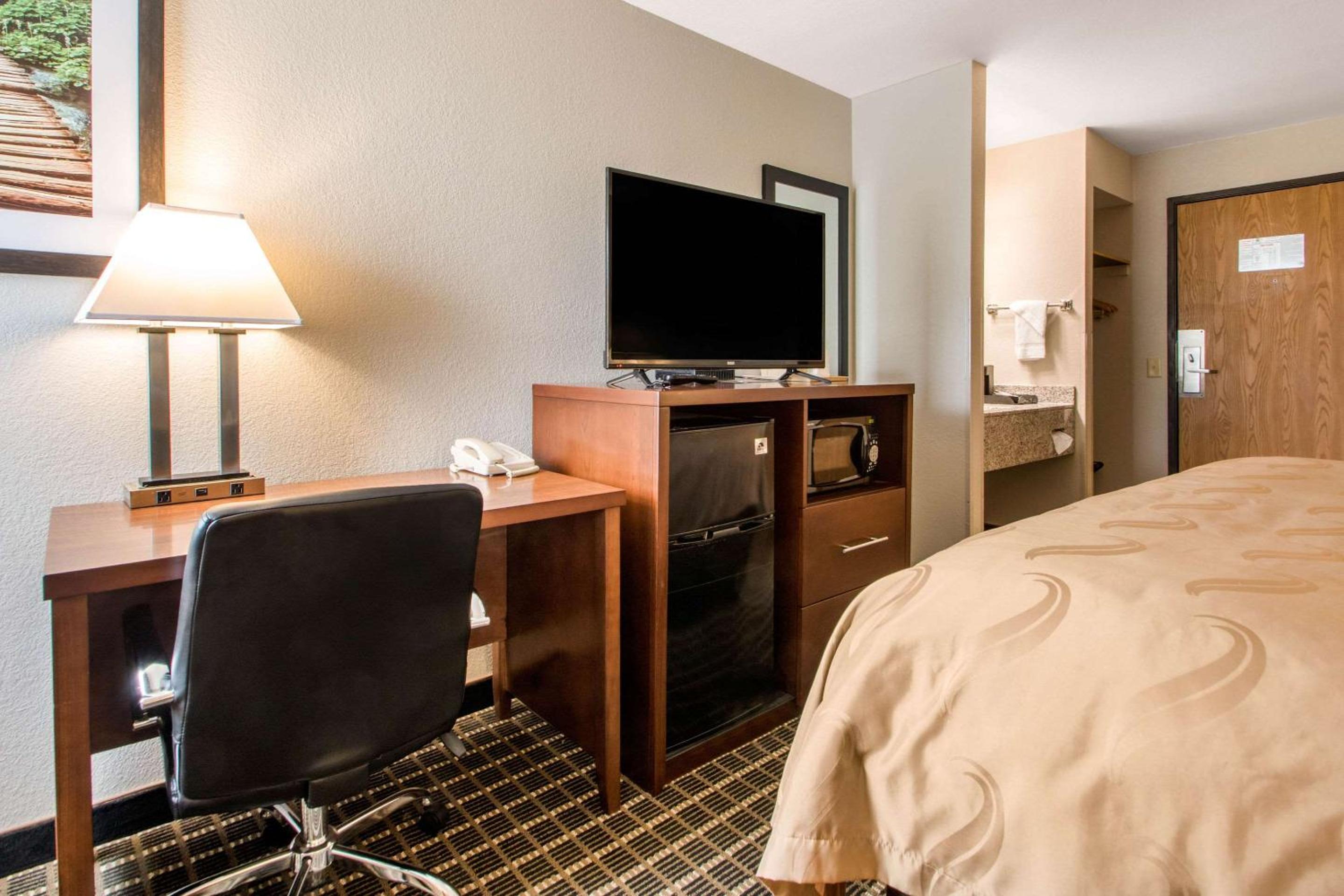 King Room - Non-Smoking - Photo 4