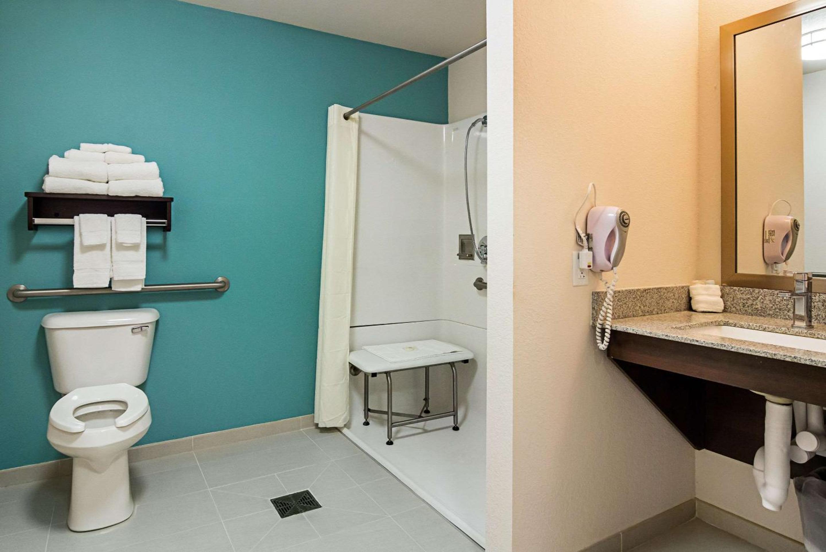 Queen Suite with Two Queen Beds - Disability Access/Non-Smoking photo 2