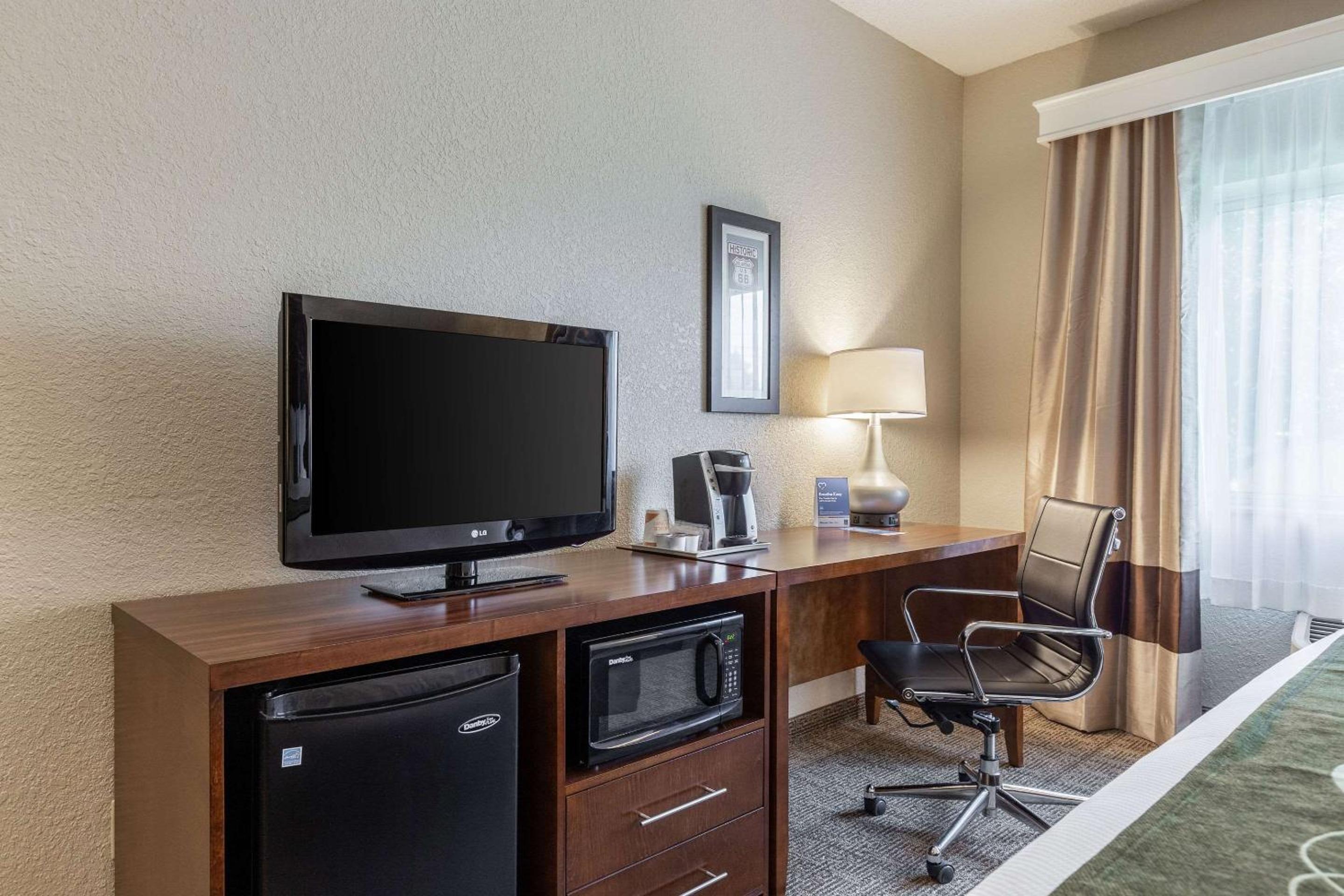 King Room - Non-Smoking - Photo 4