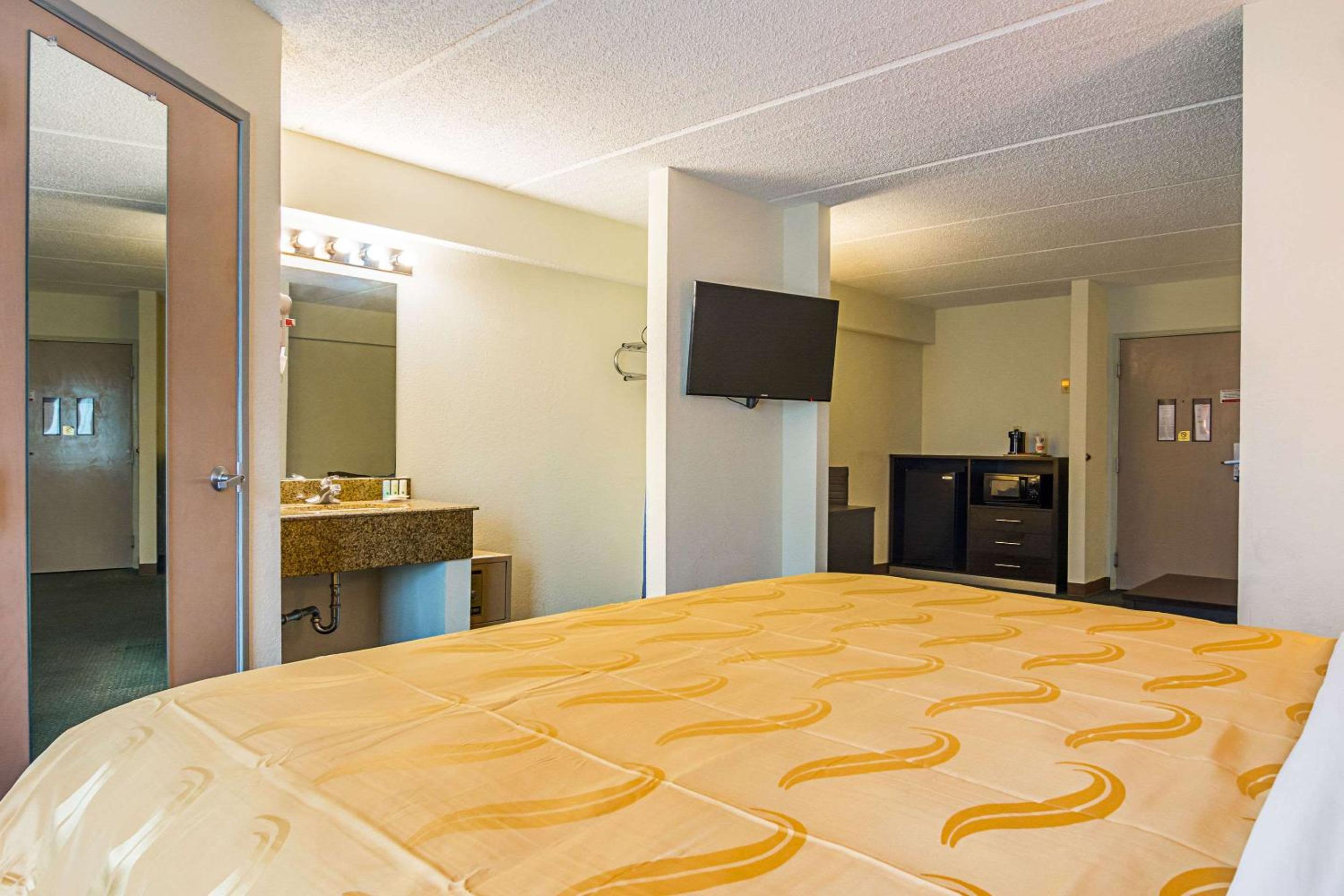 King Suite - Non-Smoking - Photo 1