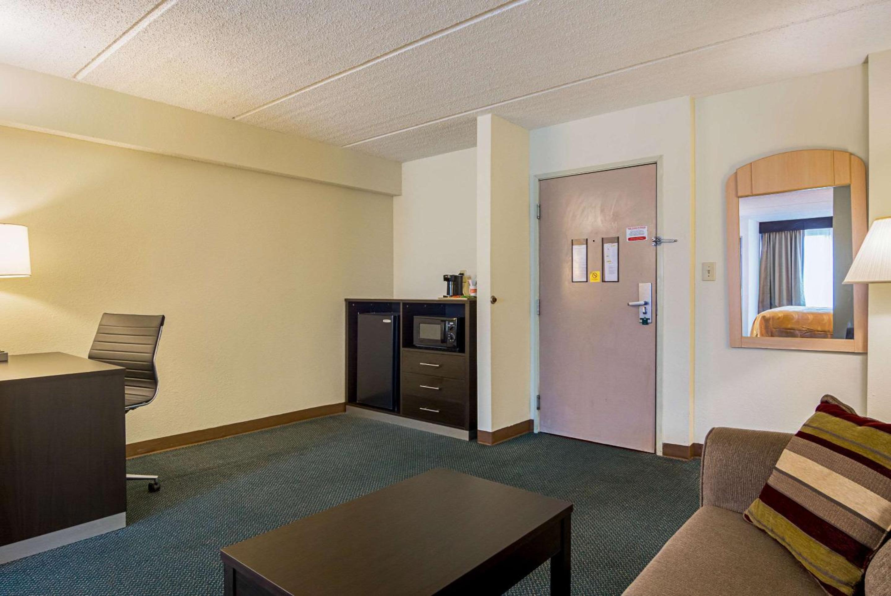 King Suite - Non-Smoking - Photo 2