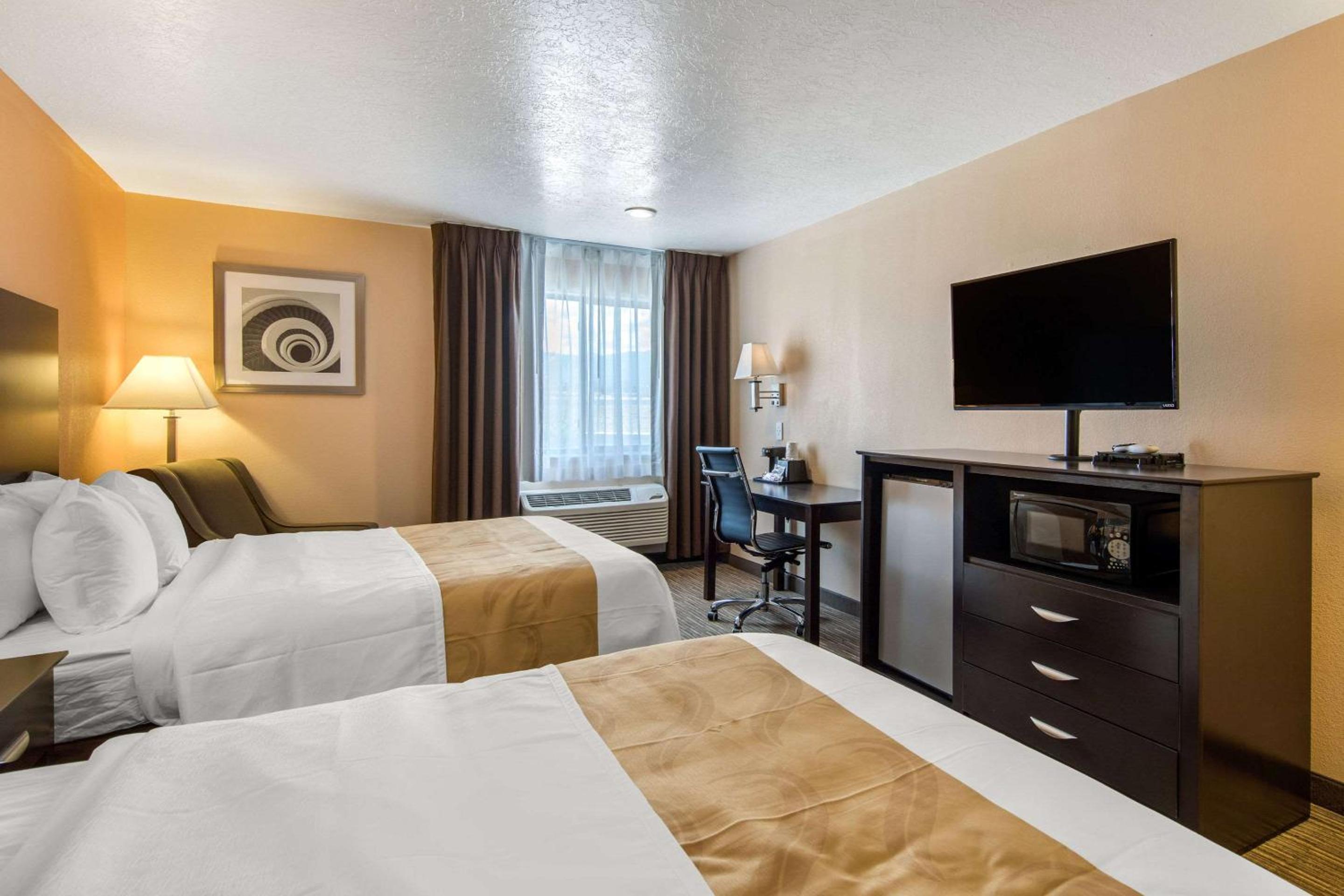 Queen Room with Two Queen Beds - Non-Smoking - Photo 4