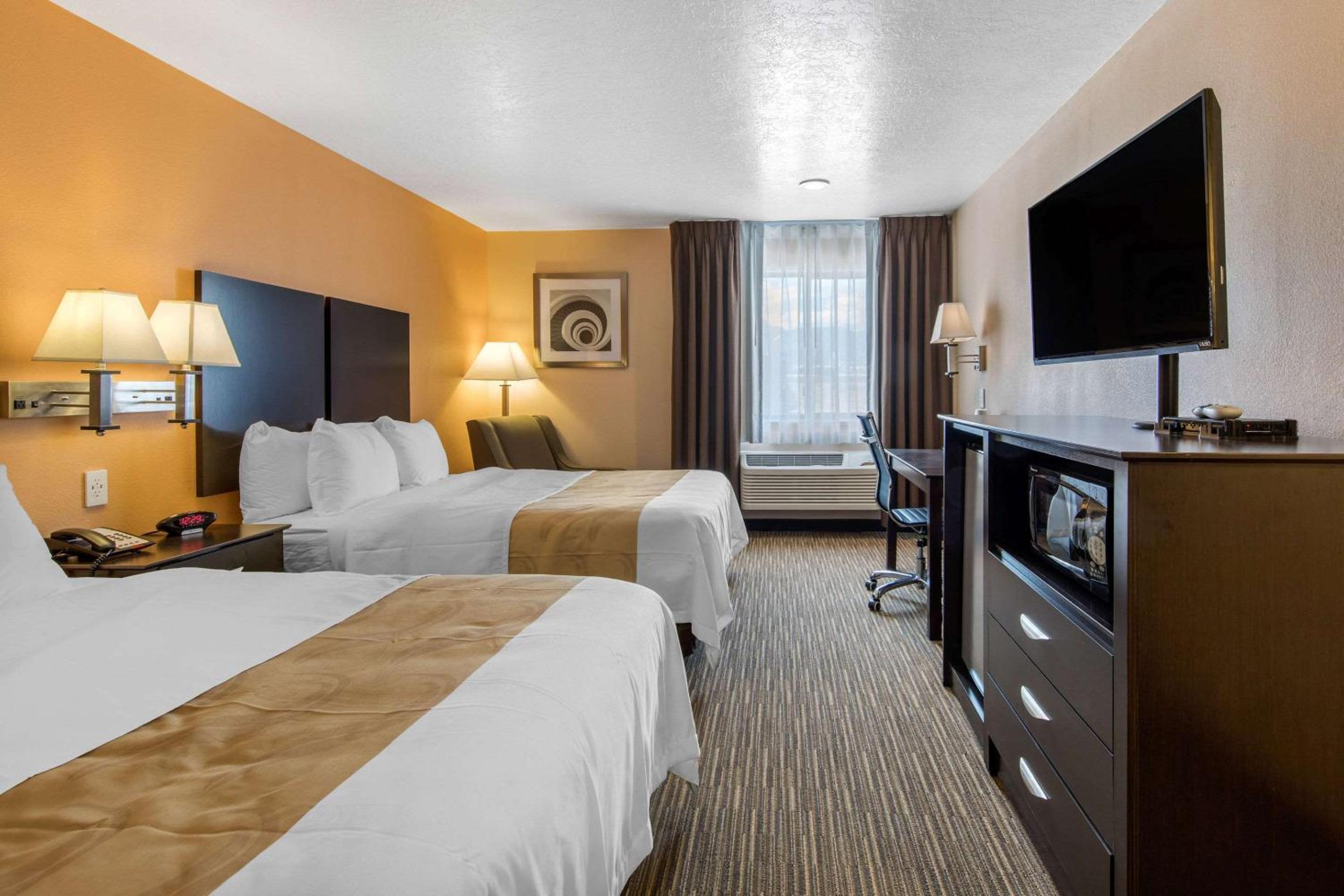 Queen Room with Two Queen Beds - Non-Smoking - Photo 3