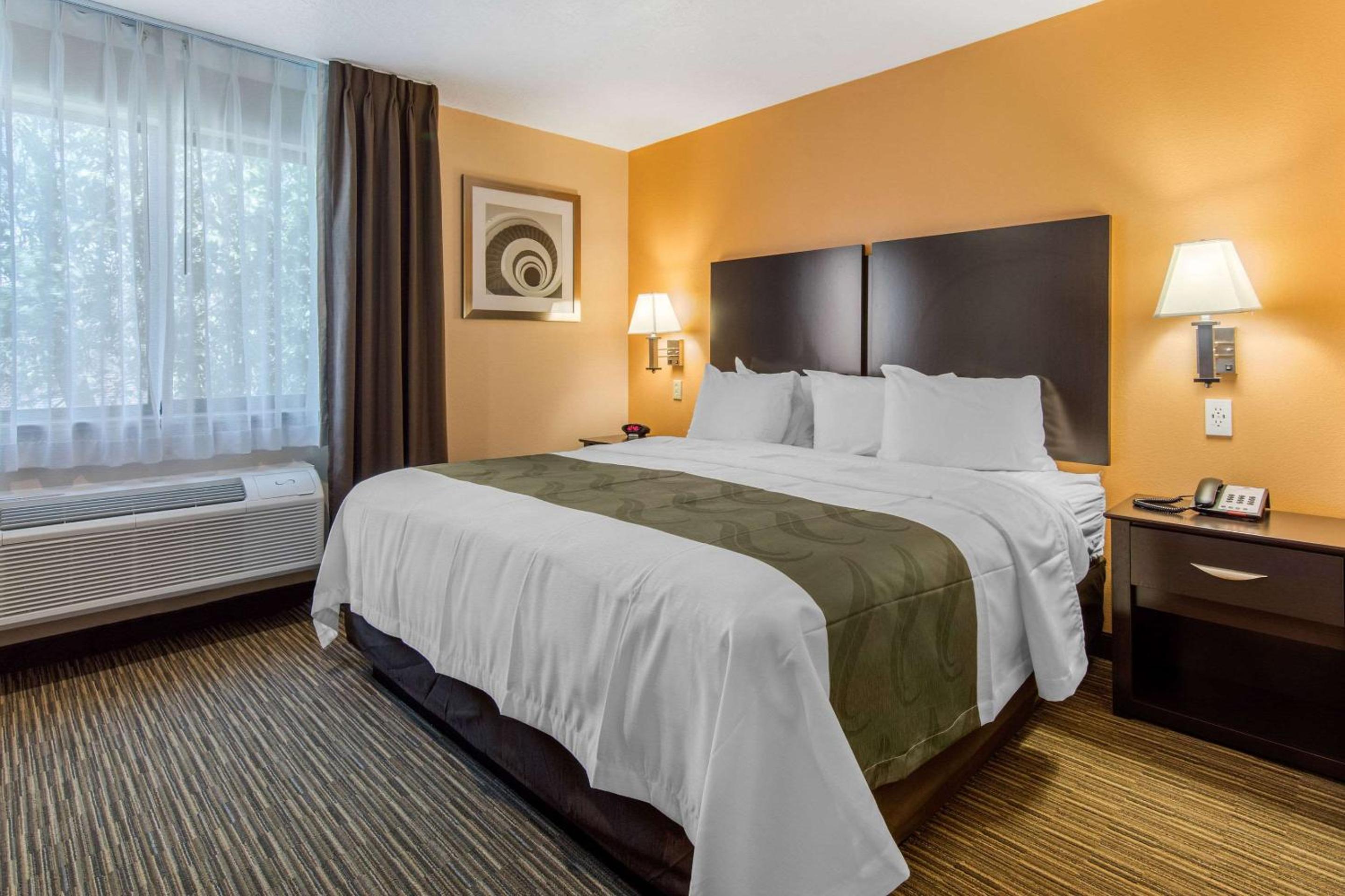 King Suite - Non-Smoking - Photo 2