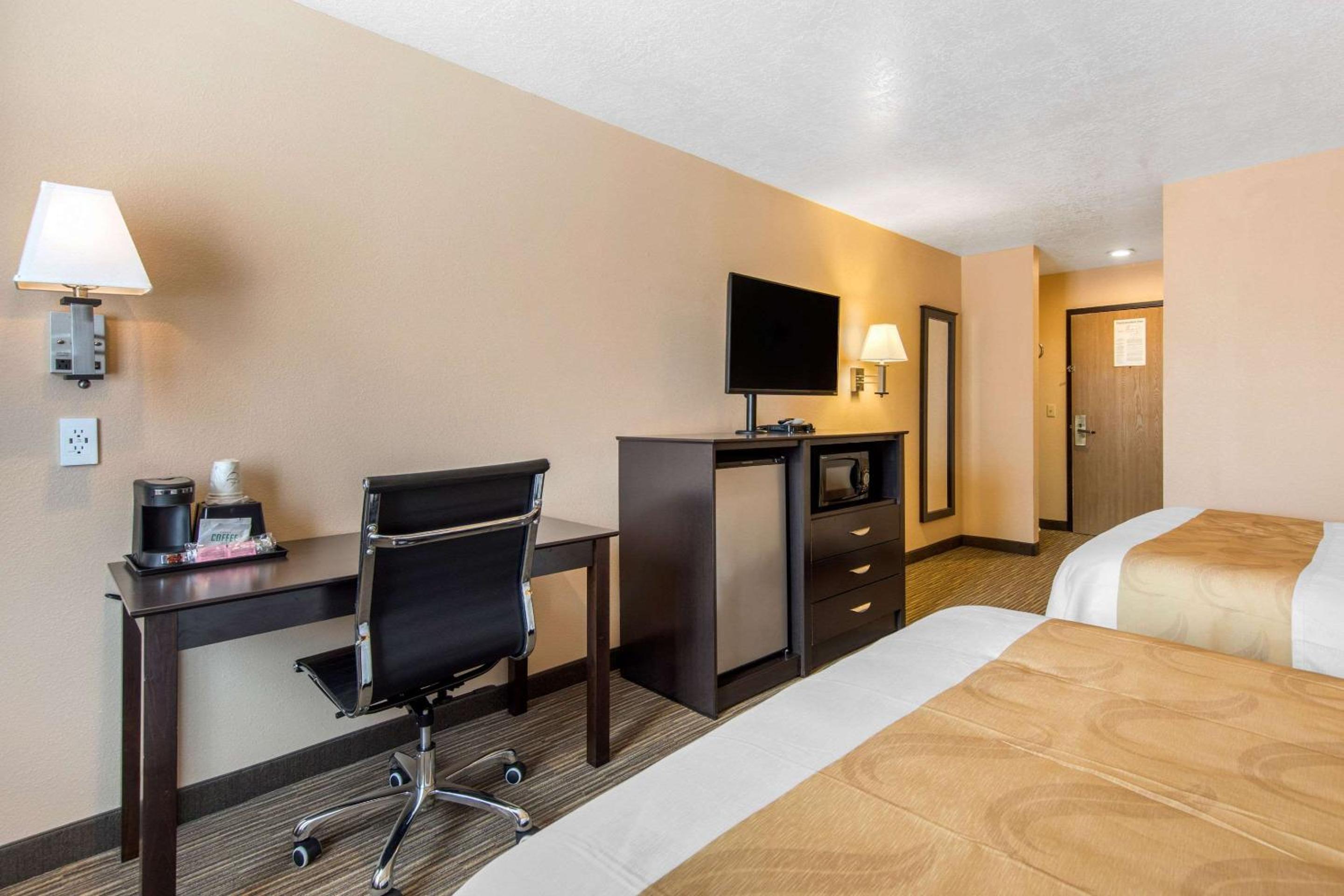 Queen Room with Two Queen Beds - Non-Smoking - Photo 9