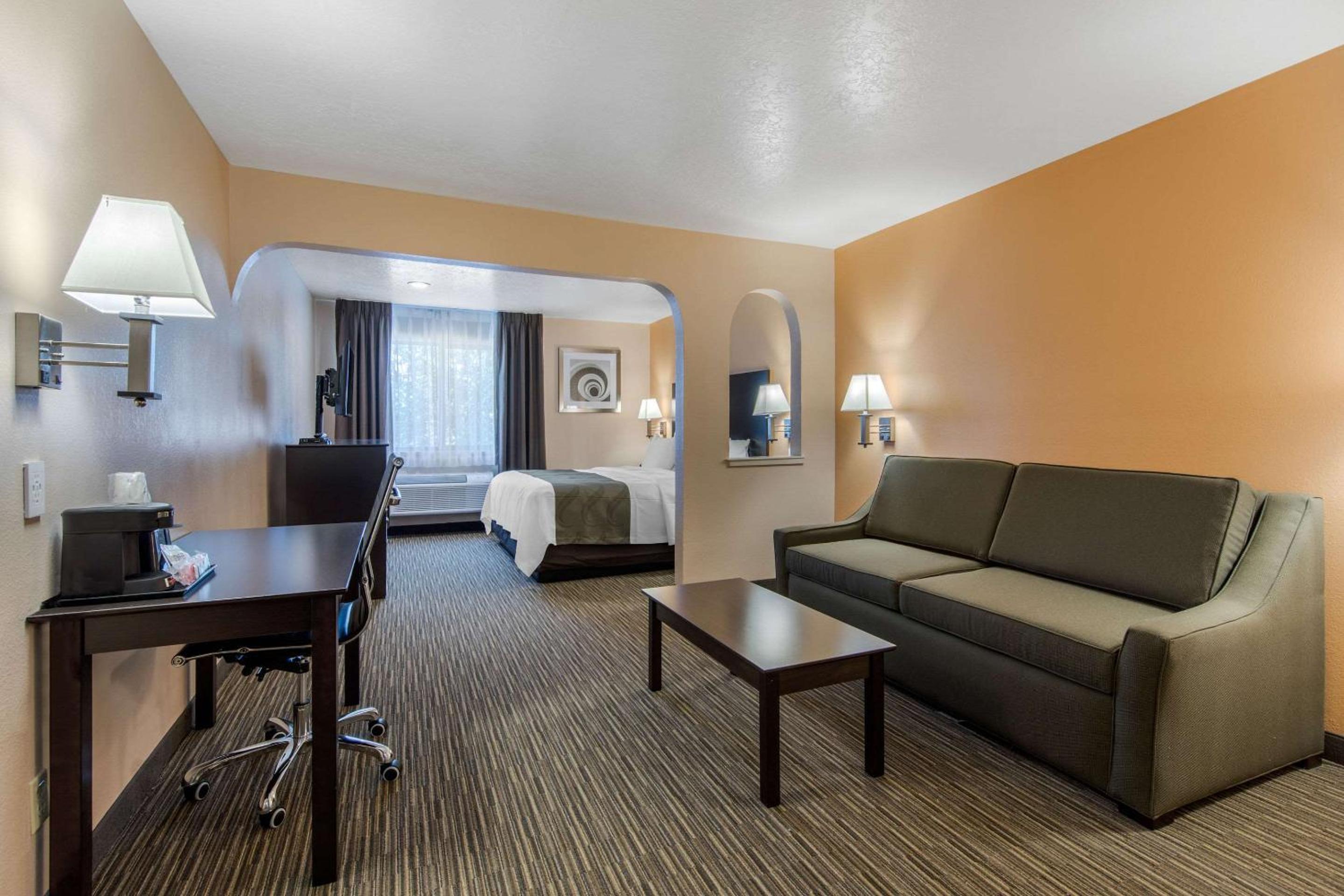 King Suite - Non-Smoking - Photo 6