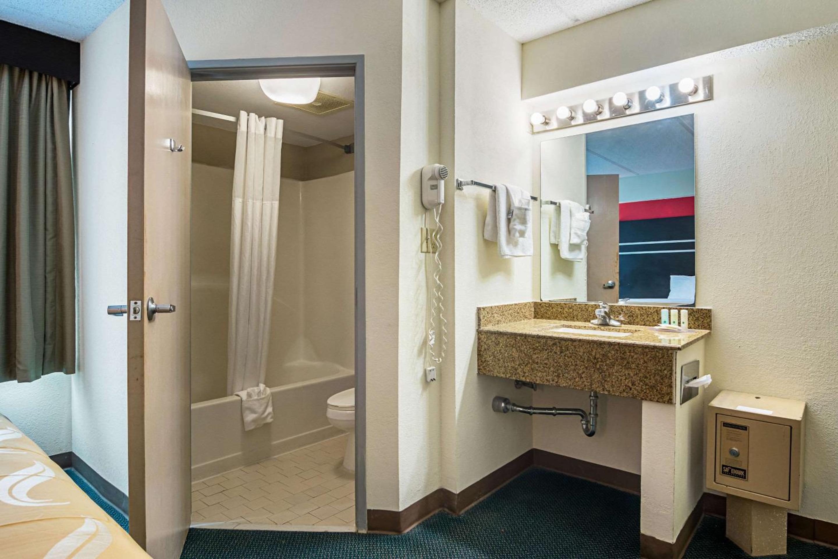 King Suite - Non-Smoking - Photo 4