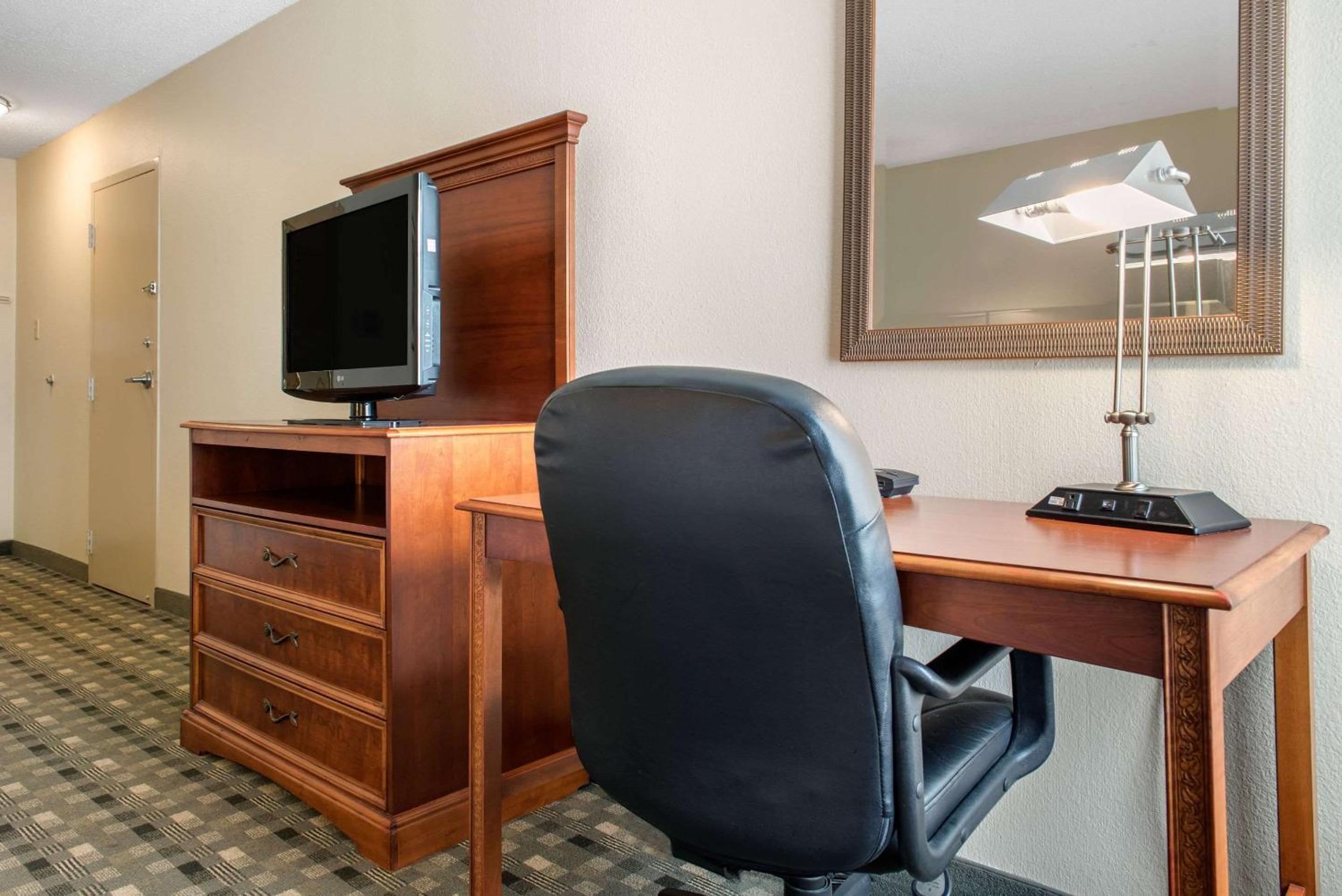 King Suite - Accessible/Non-Smoking photo 3