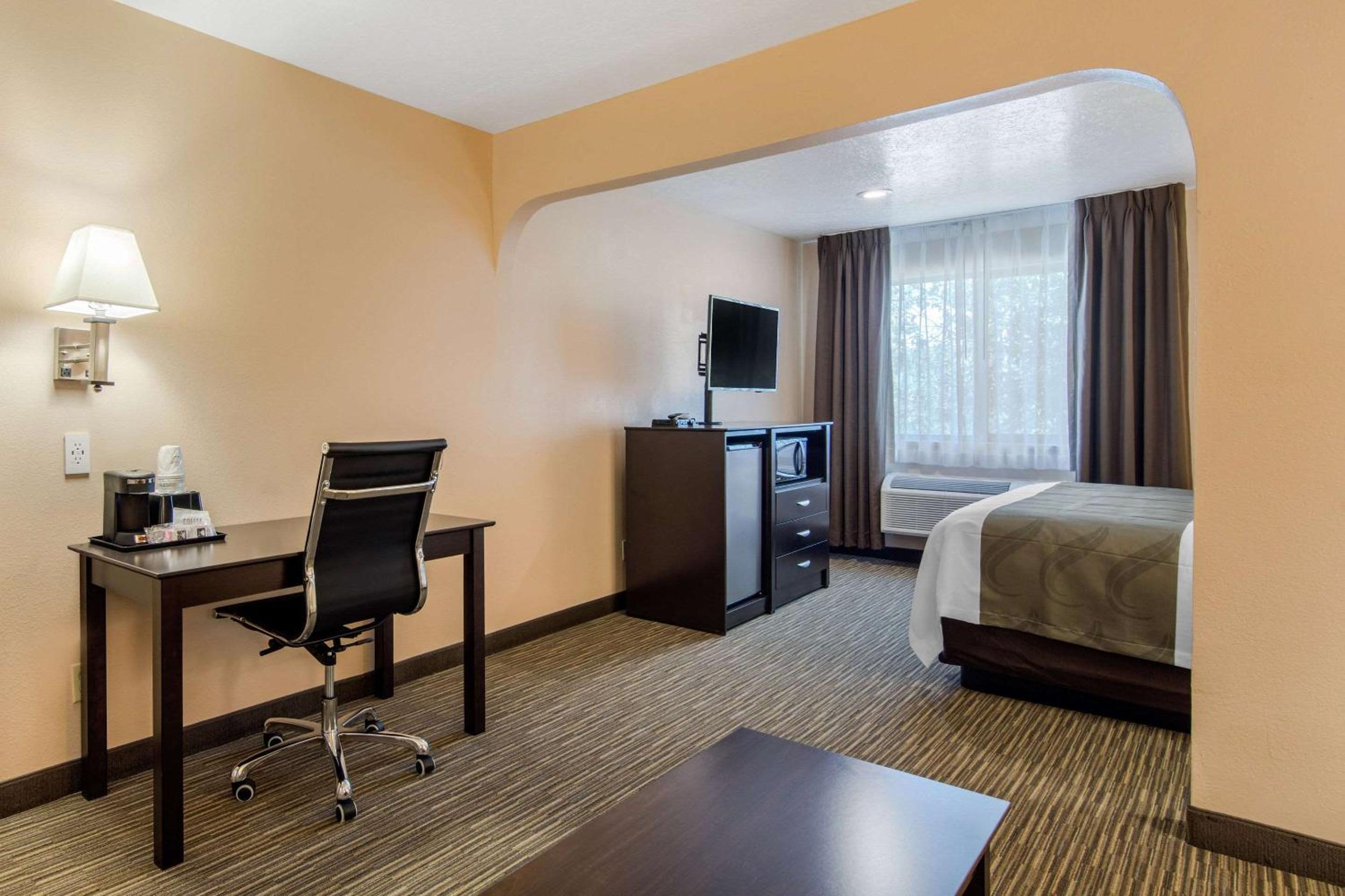 King Suite - Non-Smoking - Photo 3