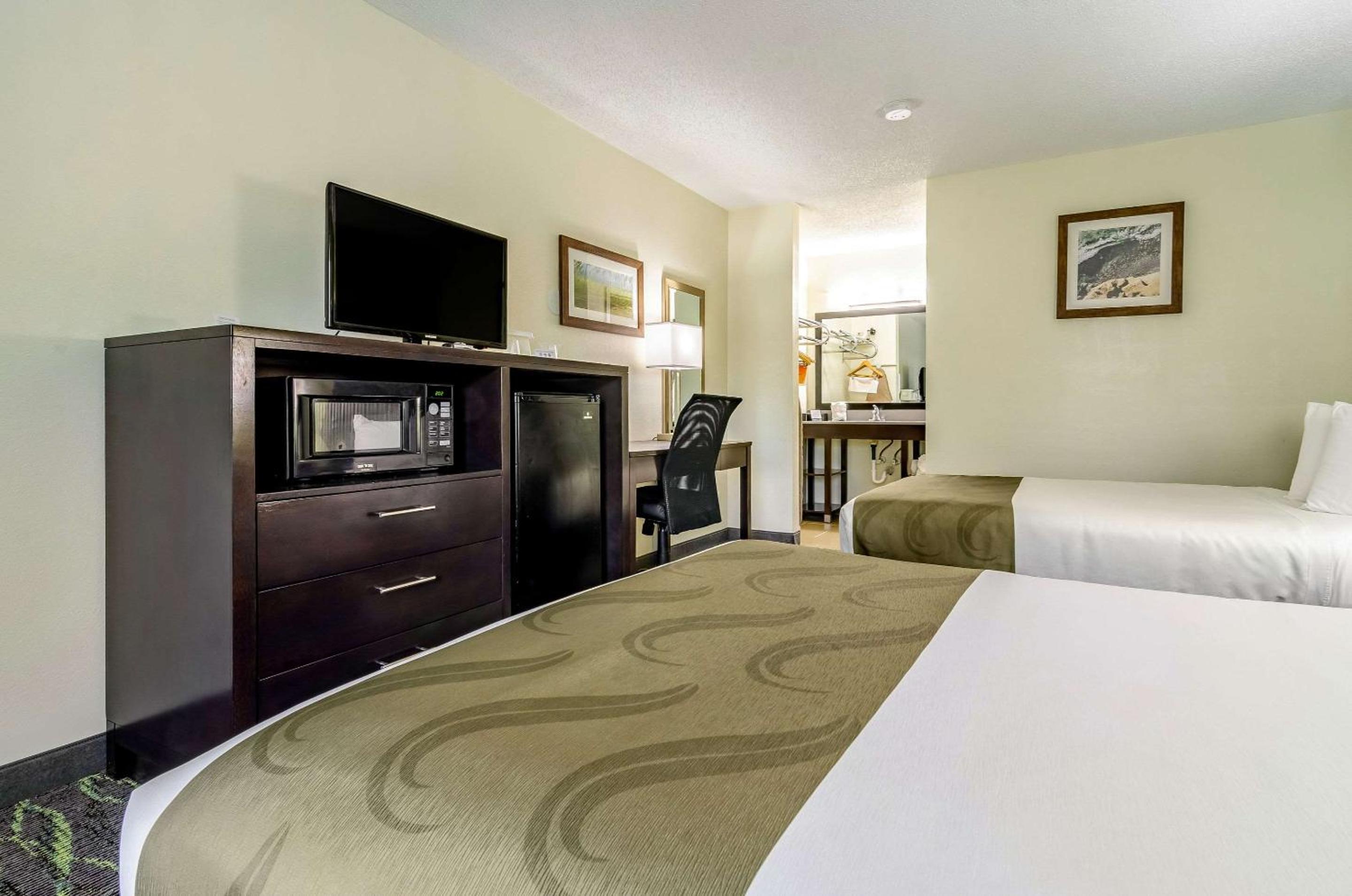 Double Room with Two Double Beds - Smoking - Photo 3