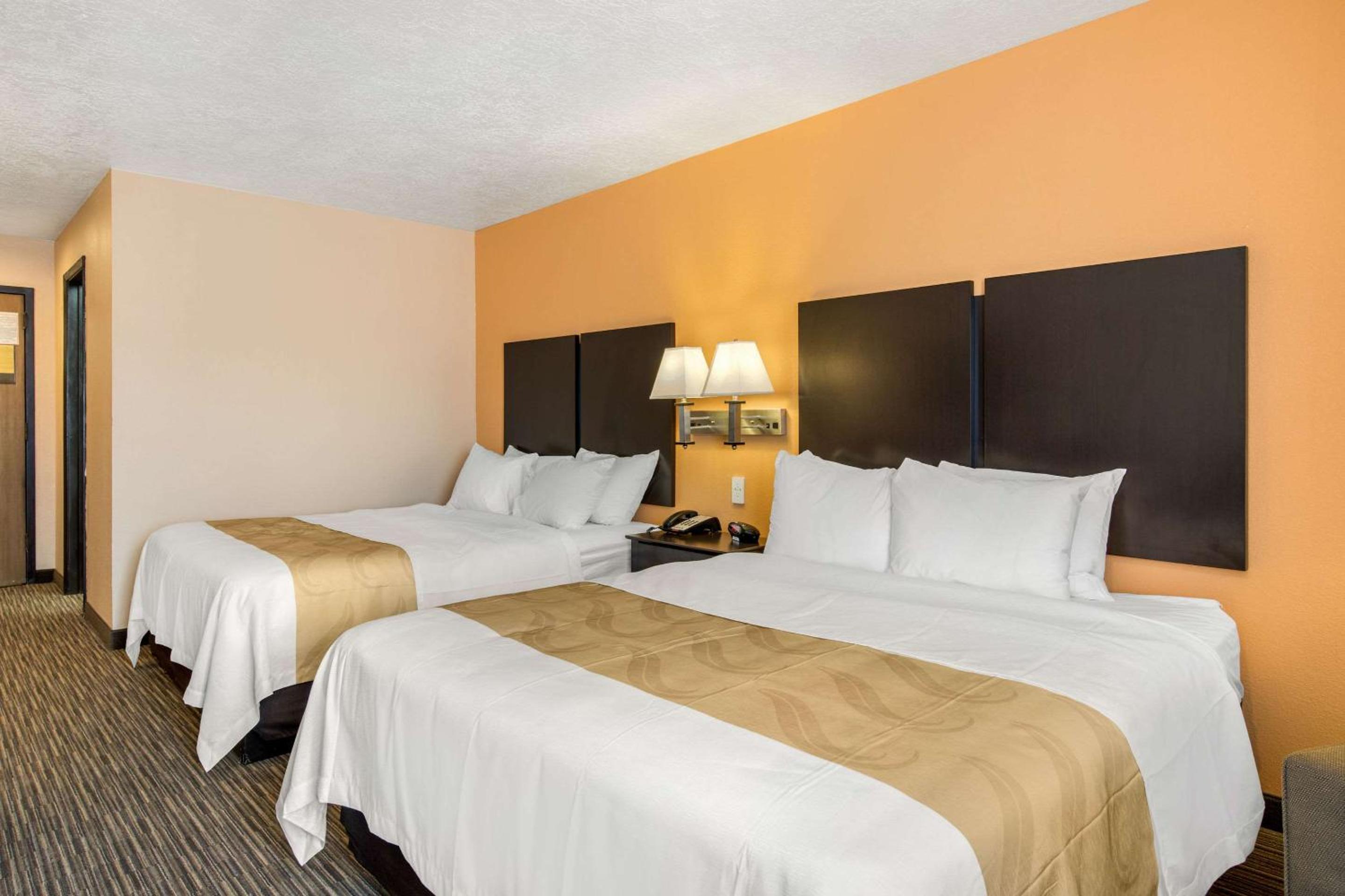 Queen Room with Two Queen Beds - Non-Smoking - Photo 2