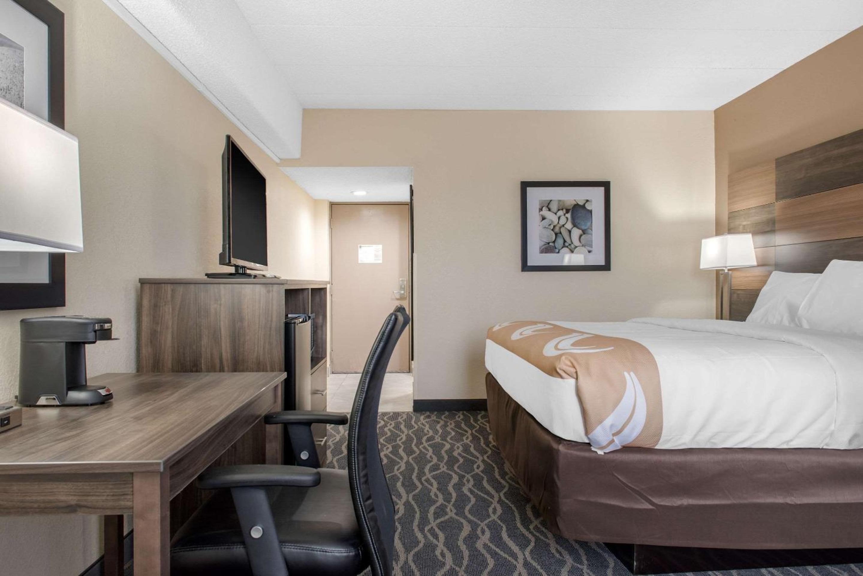 King Room - Non-Smoking - Photo 6