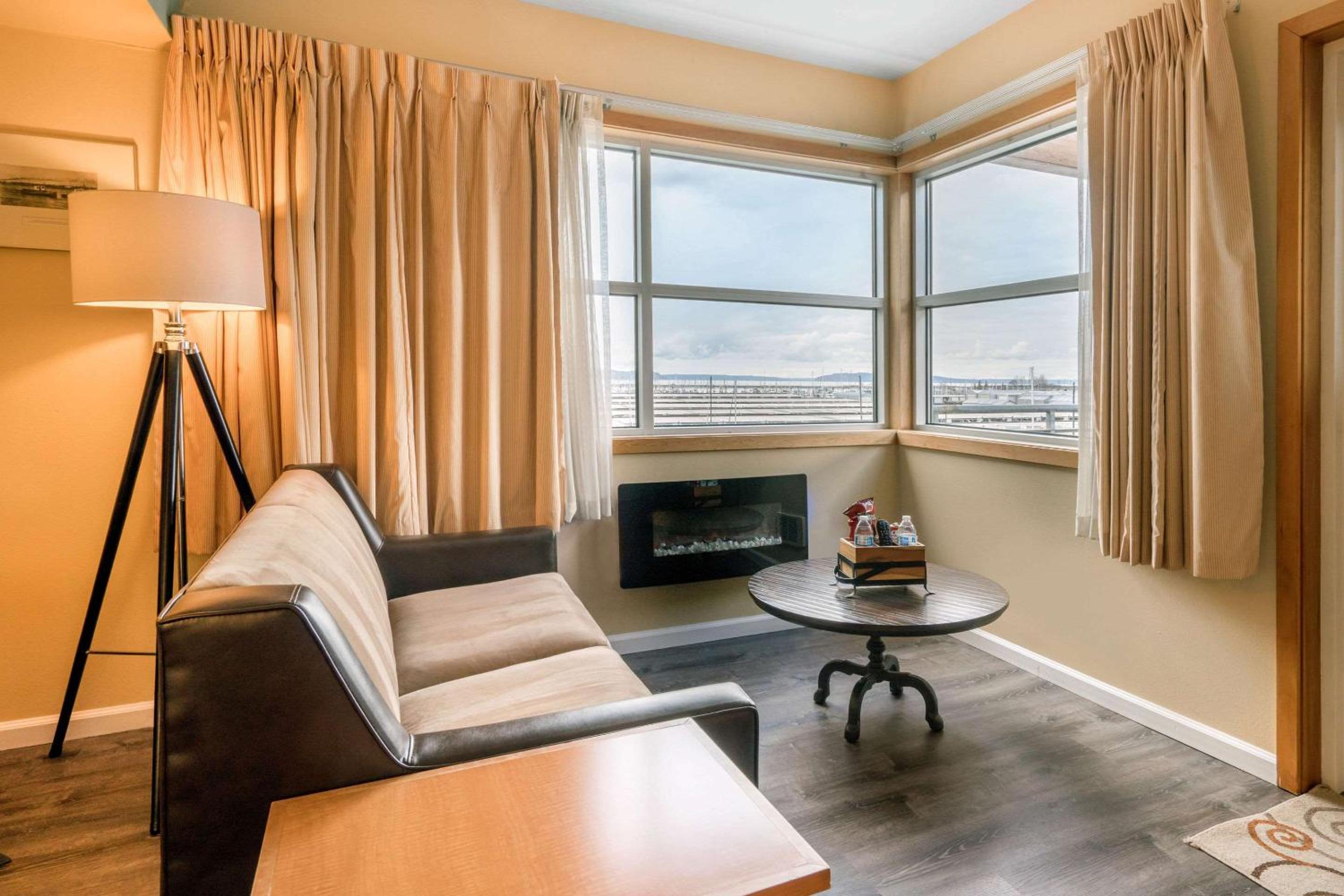 King Suite with Balcony - Non-Smoking - Photo 2