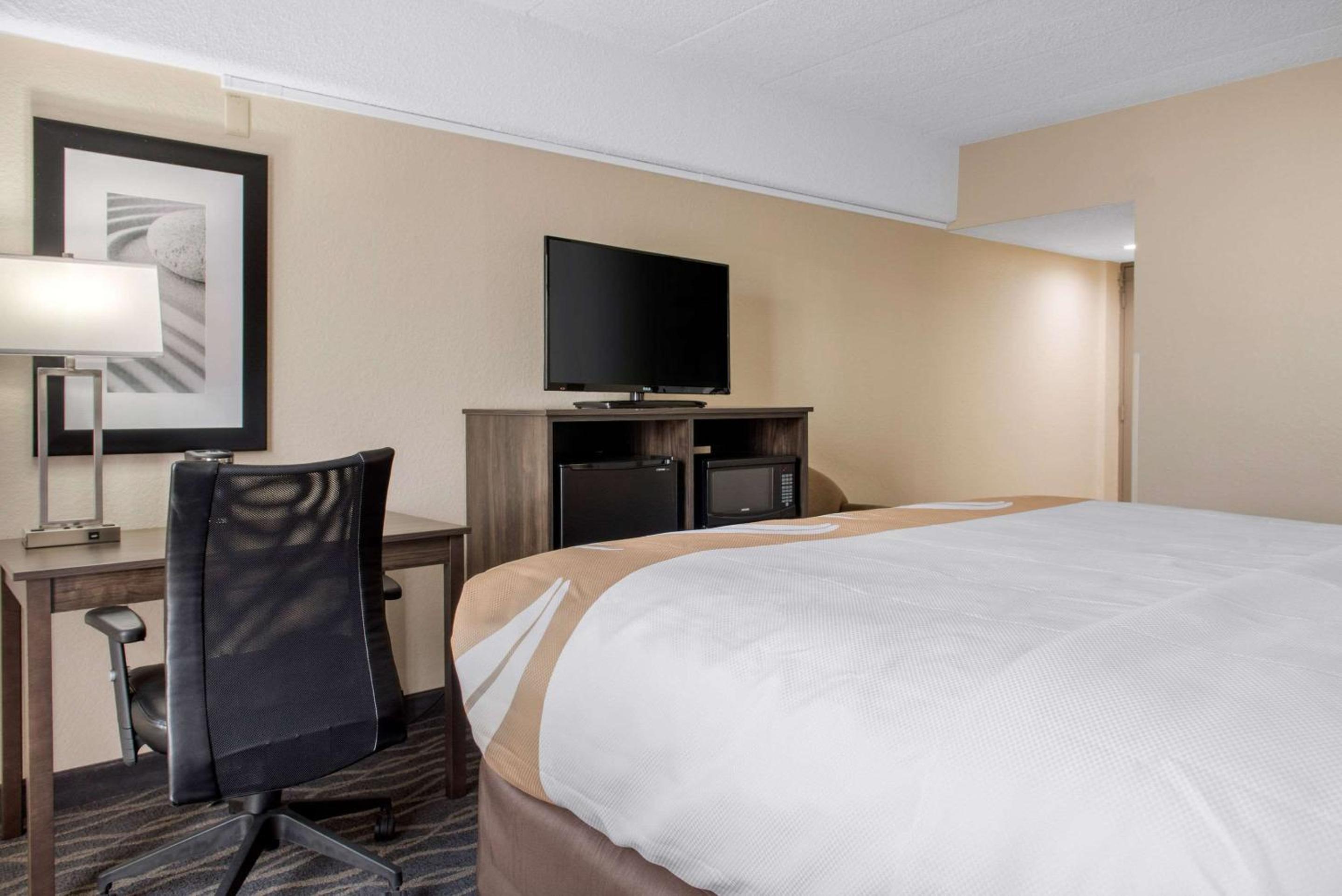 King Room - Non-Smoking - Photo 8