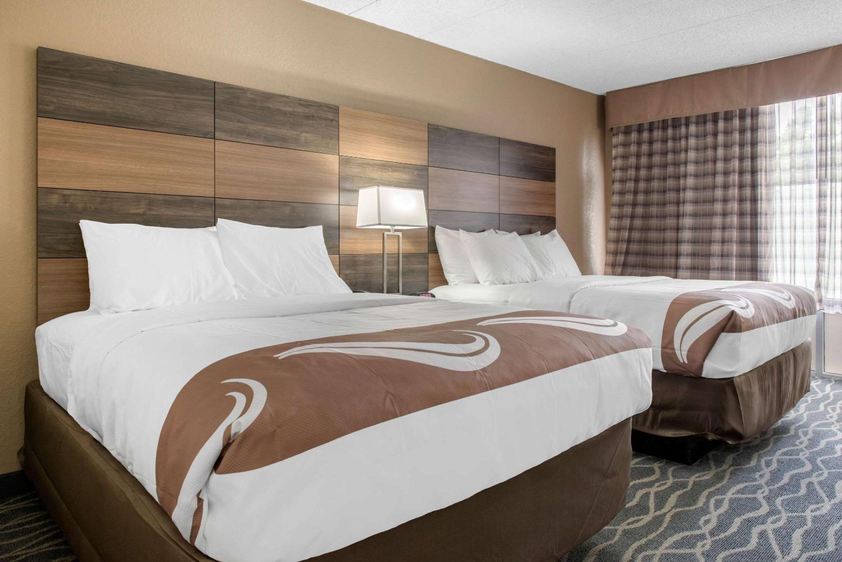Queen Room with Two Queen Beds - Non-Smoking - Photo 9