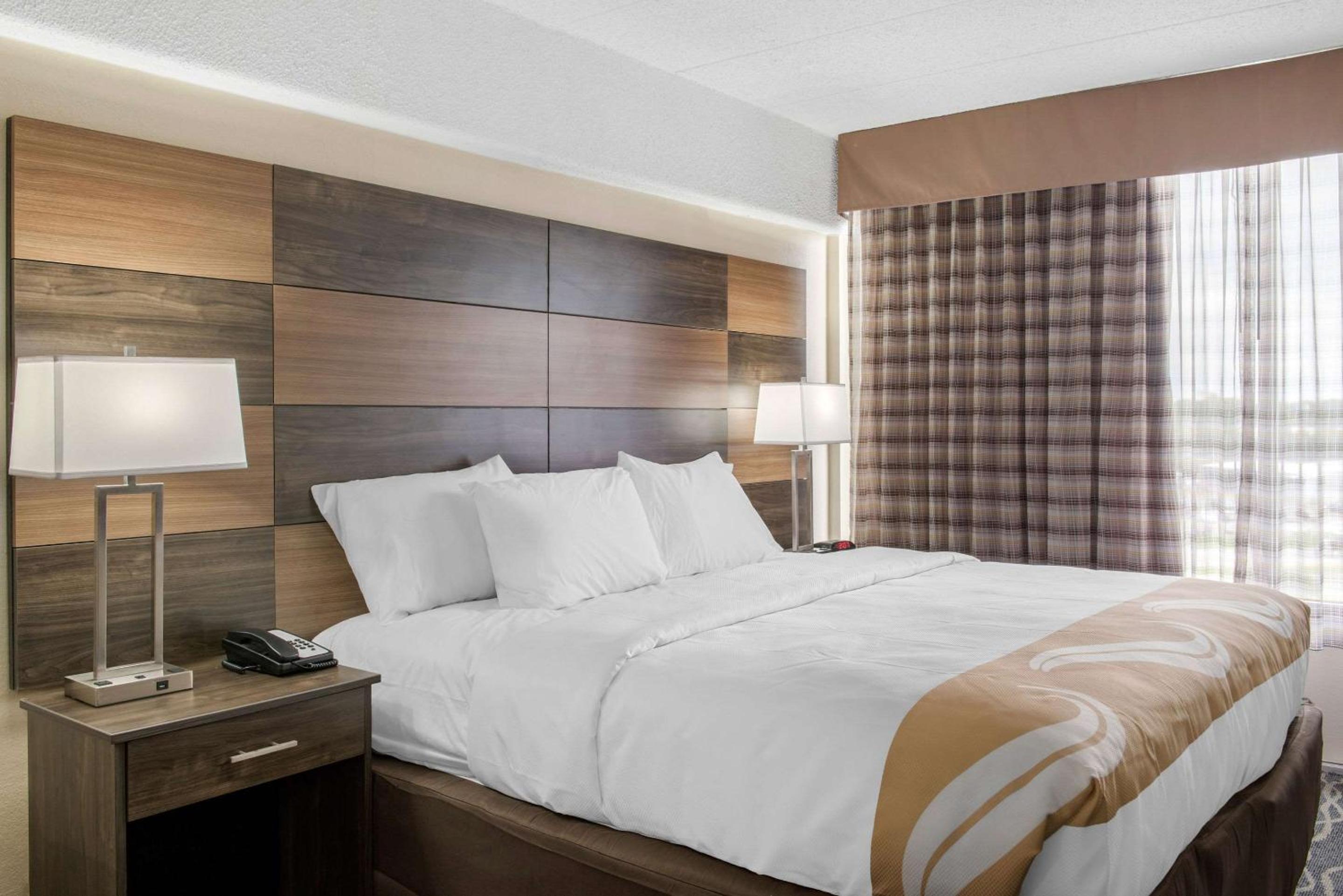 King Room - Non-Smoking - Photo 7