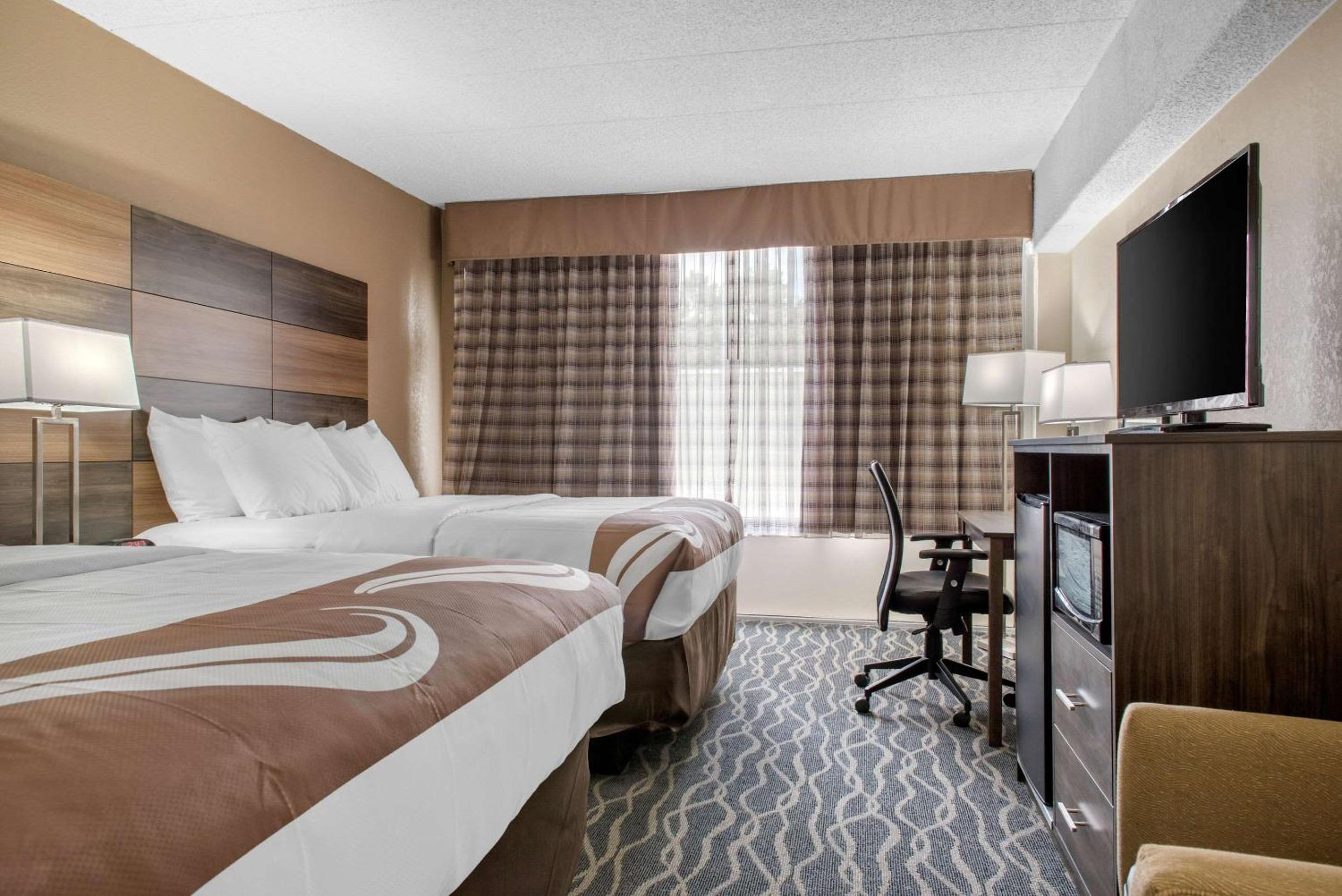 Queen Room with Two Queen Beds - Non-Smoking - Photo 2
