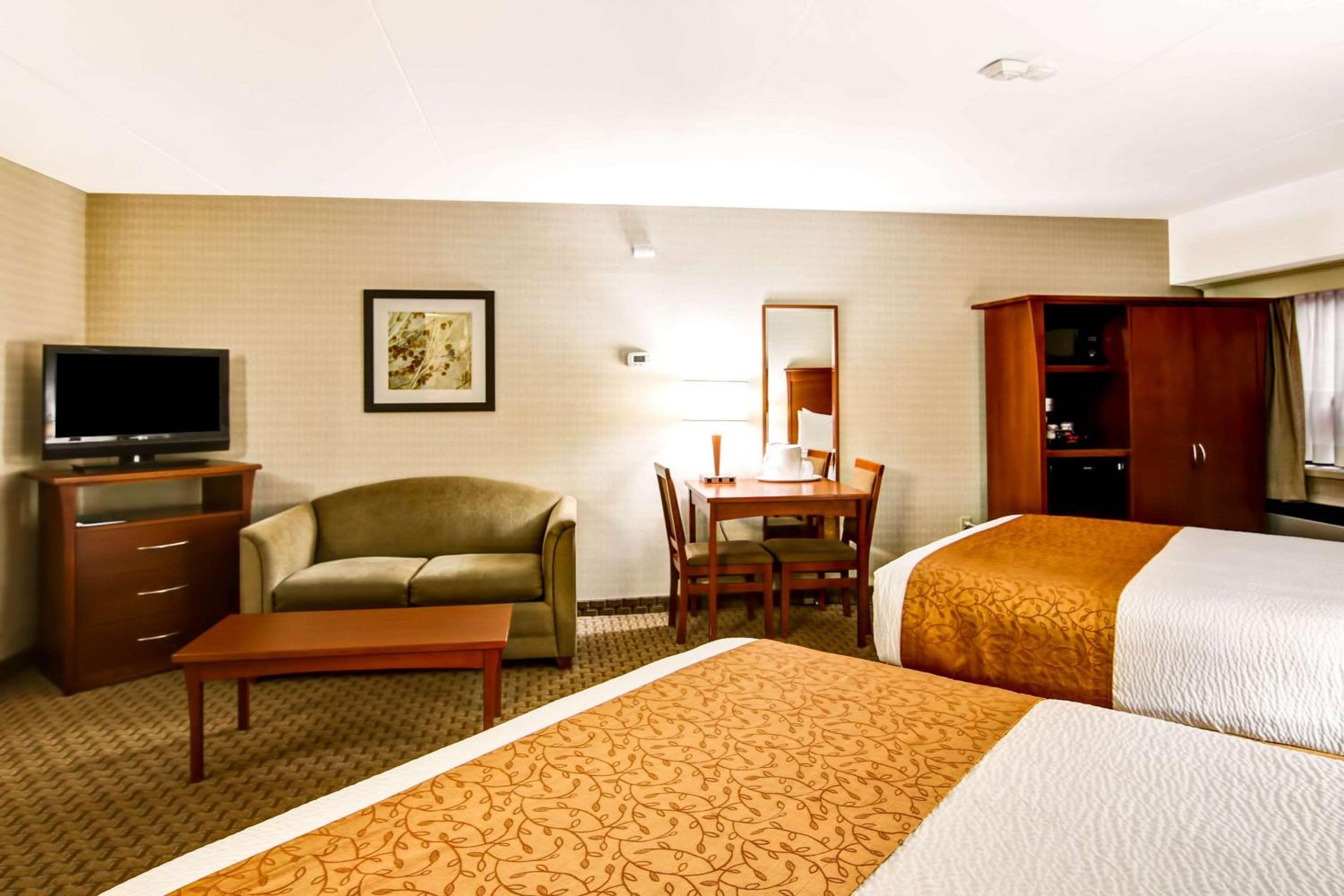 Queen Room with Two Queen Beds and Sofa Bed- Non-Smoking - Photo 2