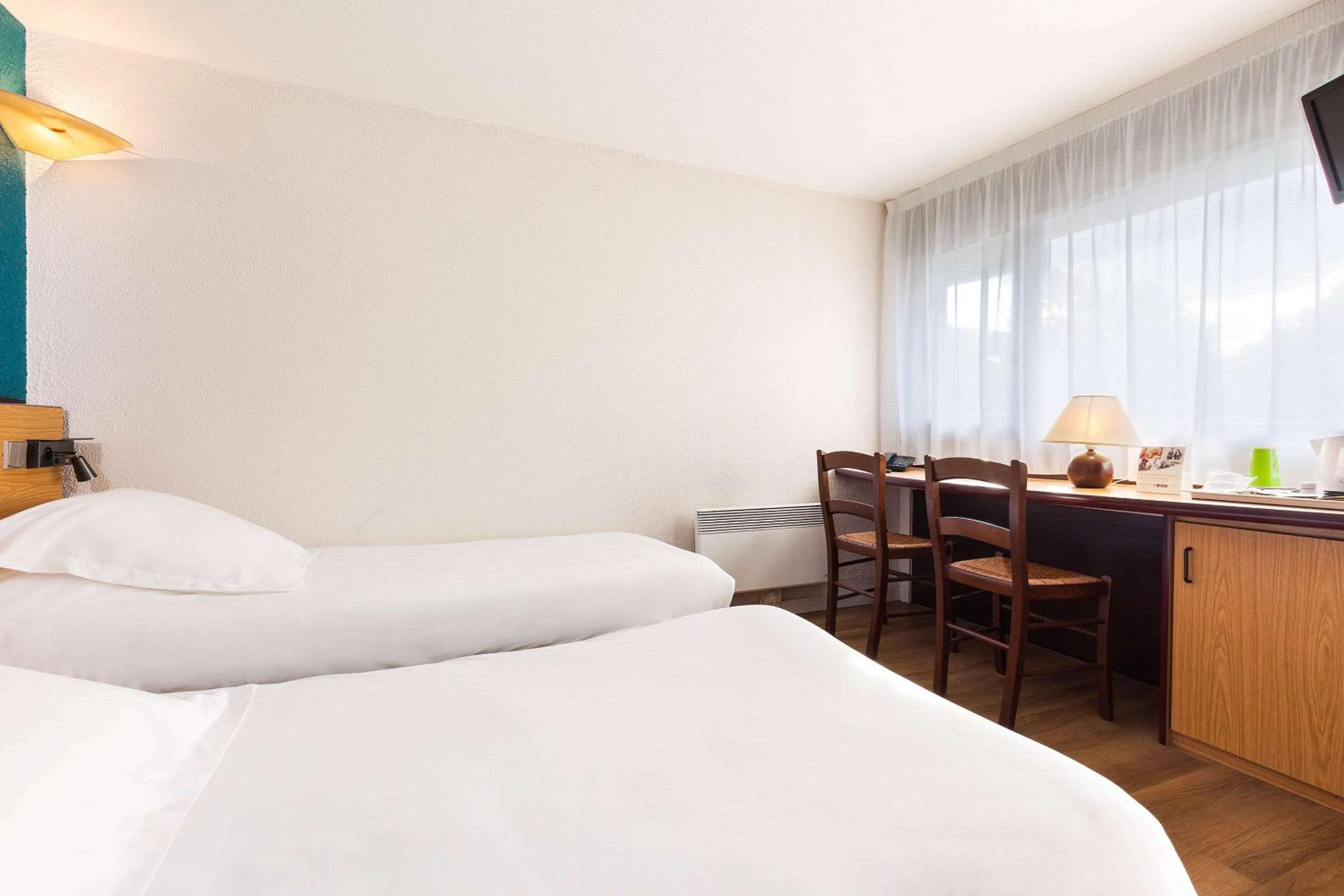 Twin Room - Non-Smoking - Photo 3