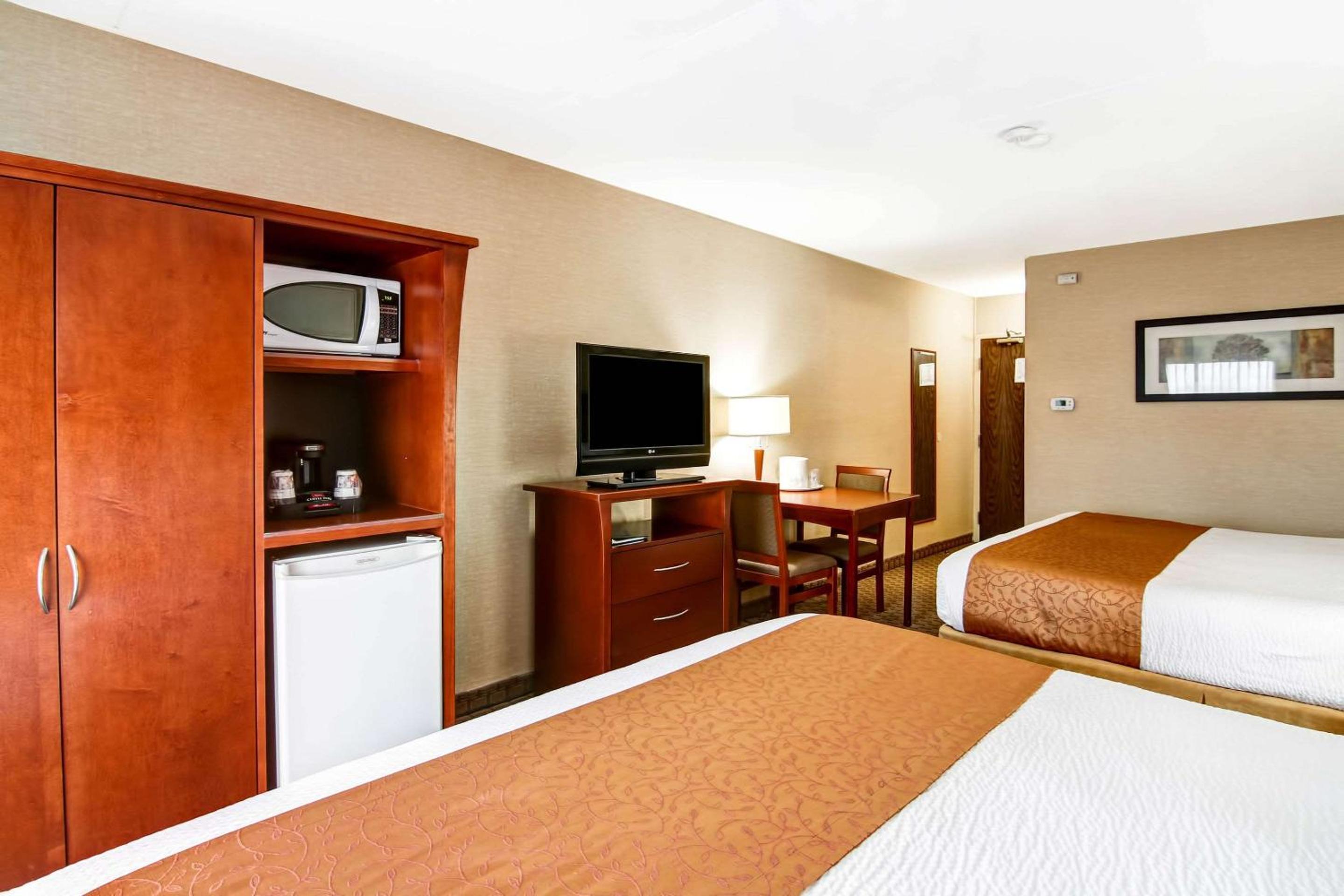 Queen Room with Two Queen Beds - Non-Smoking - Photo 1