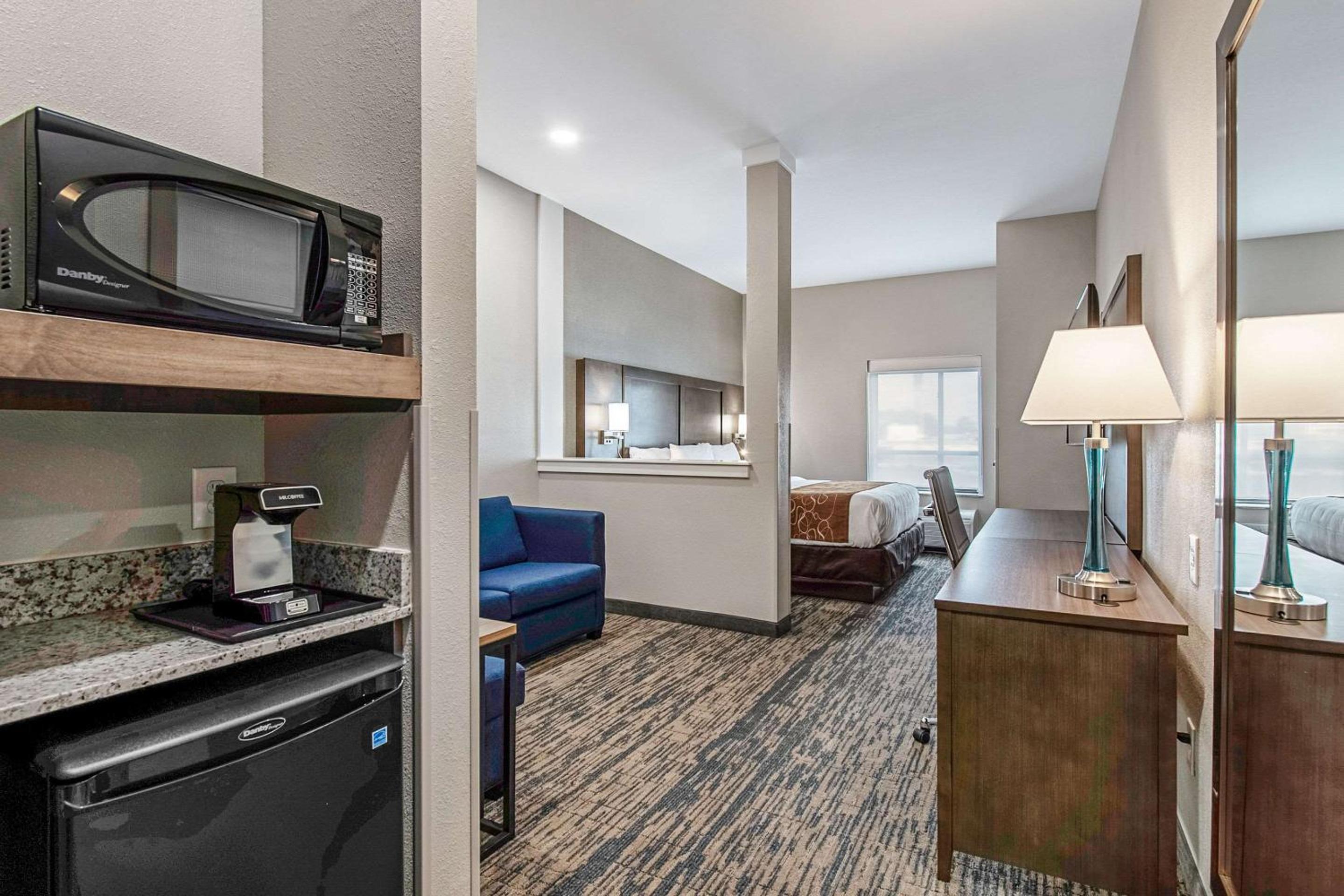 King Suite with Sofa Bed - Non-Smoking photo 3