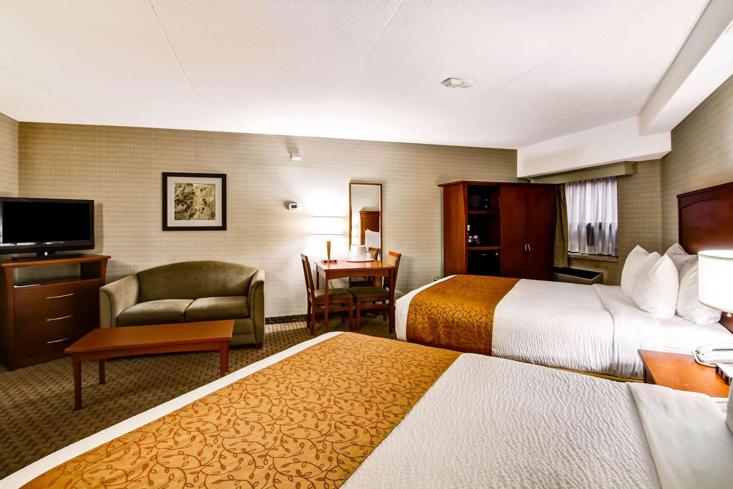 Queen Room with Two Queen Beds and Sofa Bed- Non-Smoking - Photo 3