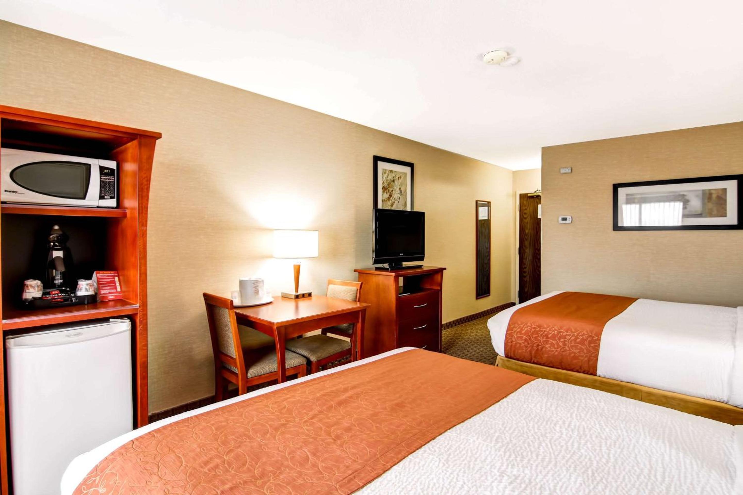 Queen Room with Two Queen Beds - Non-Smoking - Photo 2