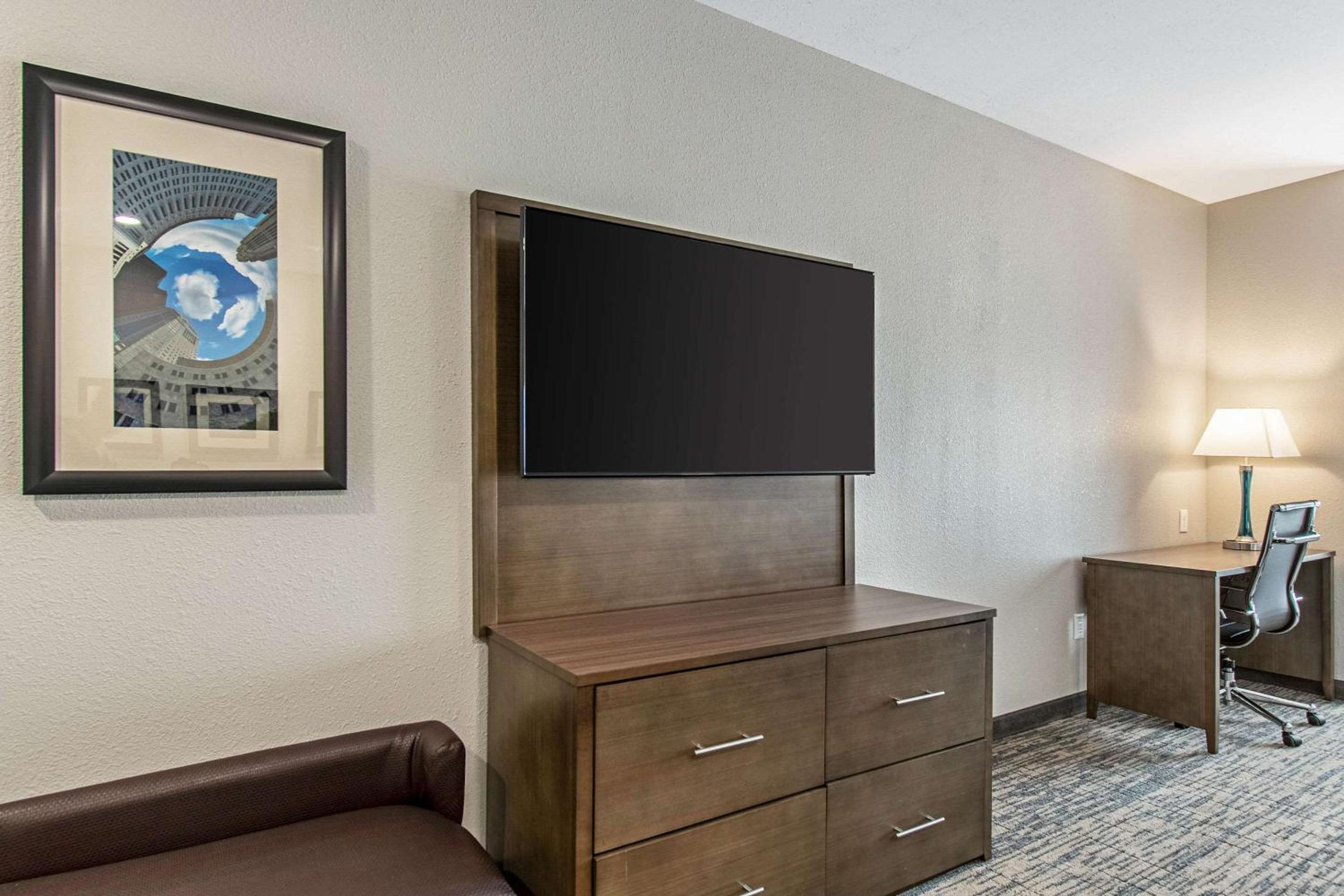 Queen Suite with Two Queen Beds - Accessible/Non-Smoking photo 3