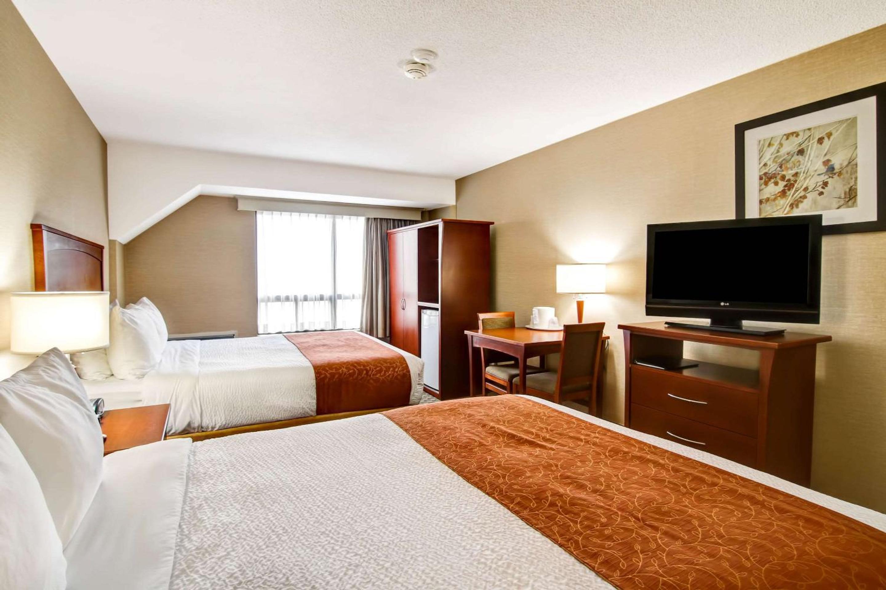 Queen Room with Two Queen Beds - Non-Smoking - Photo 3