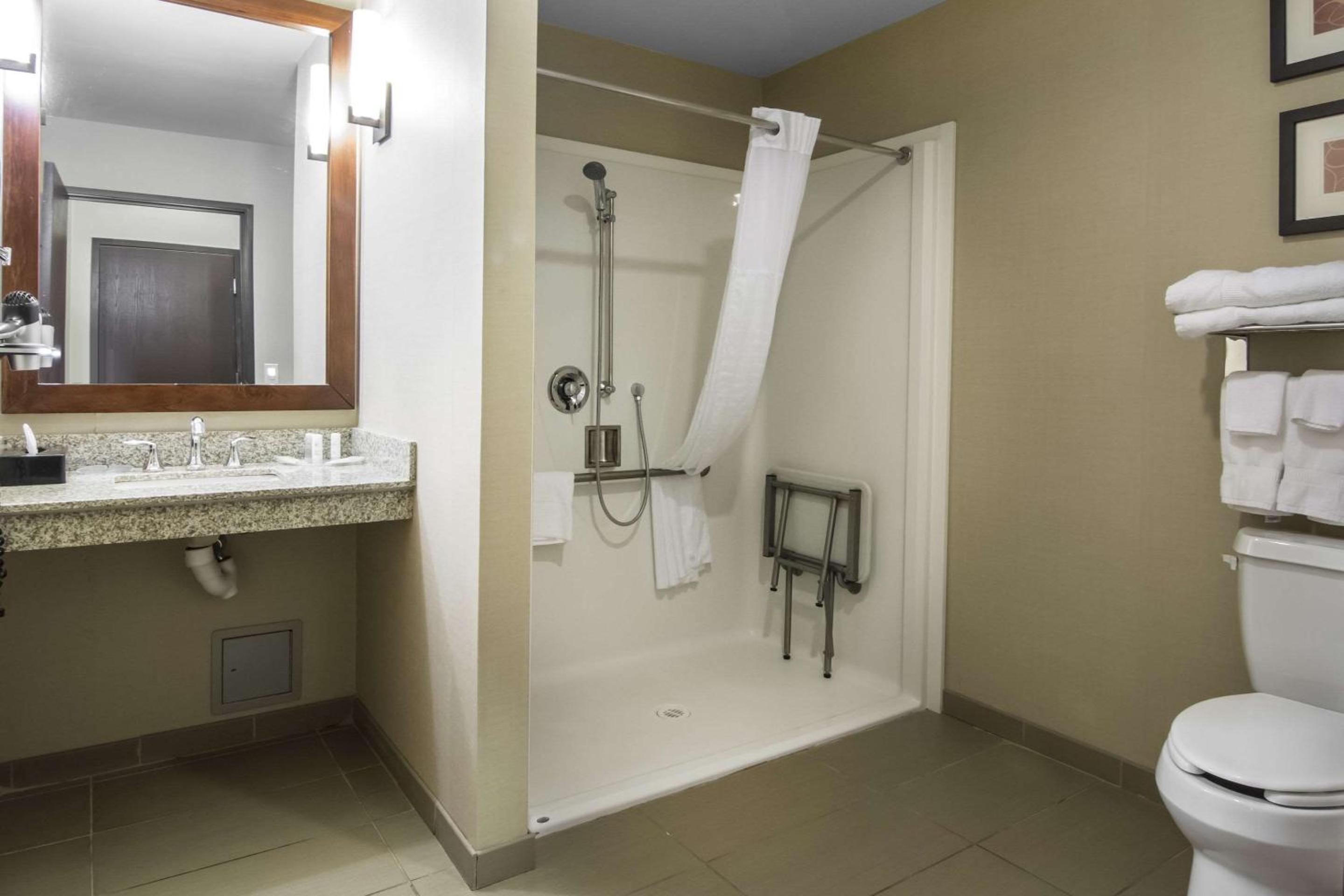Queen Suite with Two Queen Beds - Non-Smoking photo 1