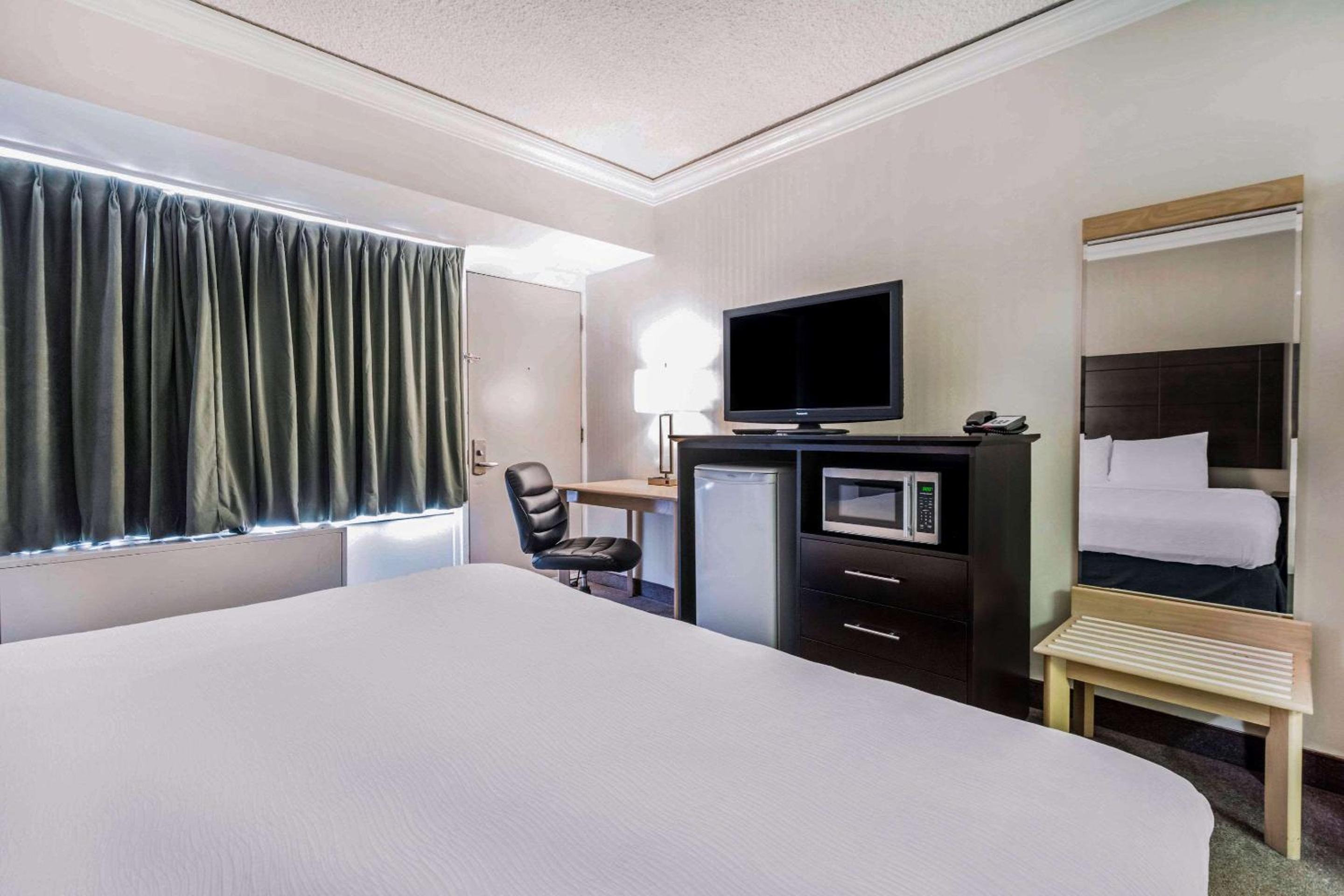 King Room - Non-Smoking - Photo 1