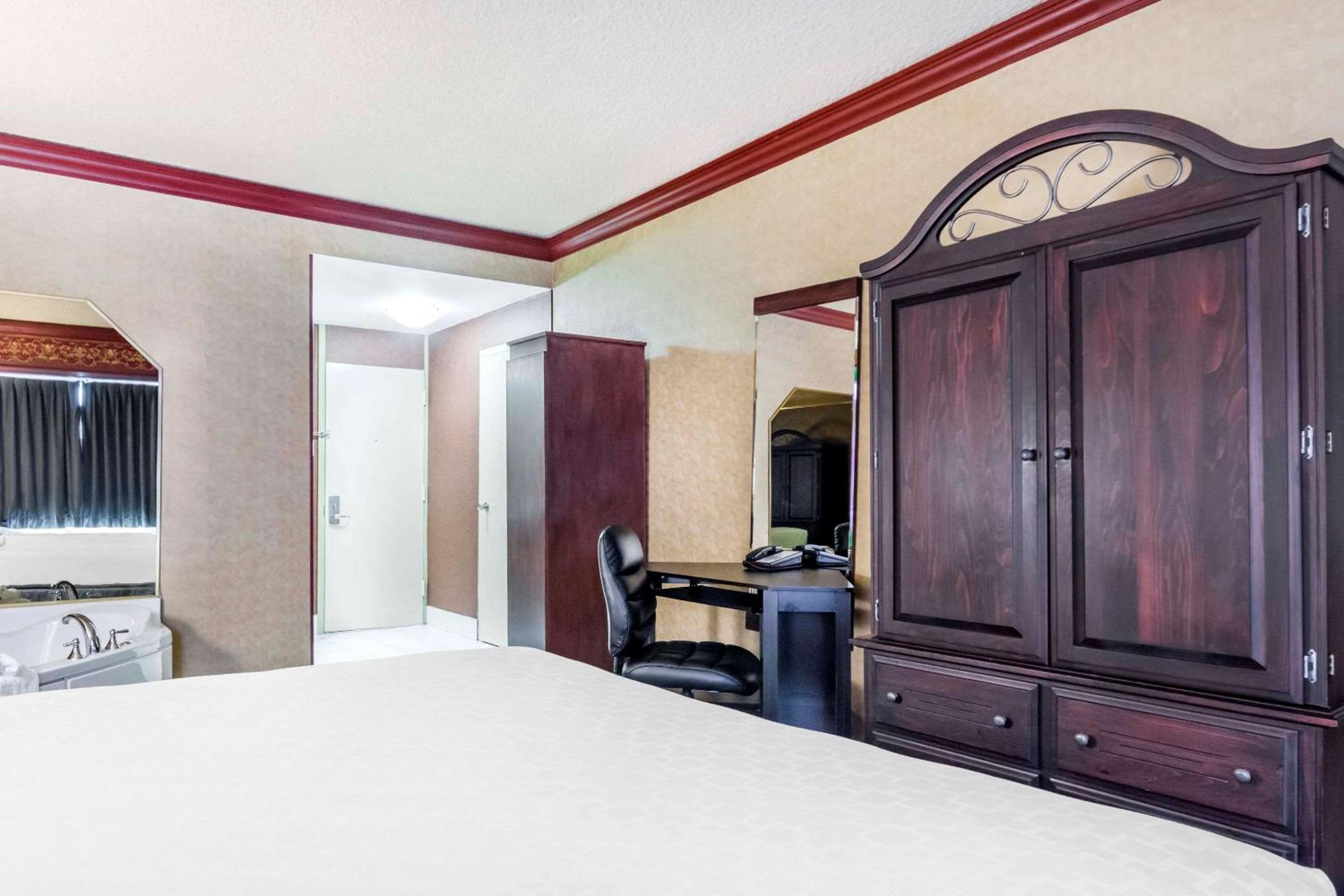 King Suite - Non-Smoking - Photo 1