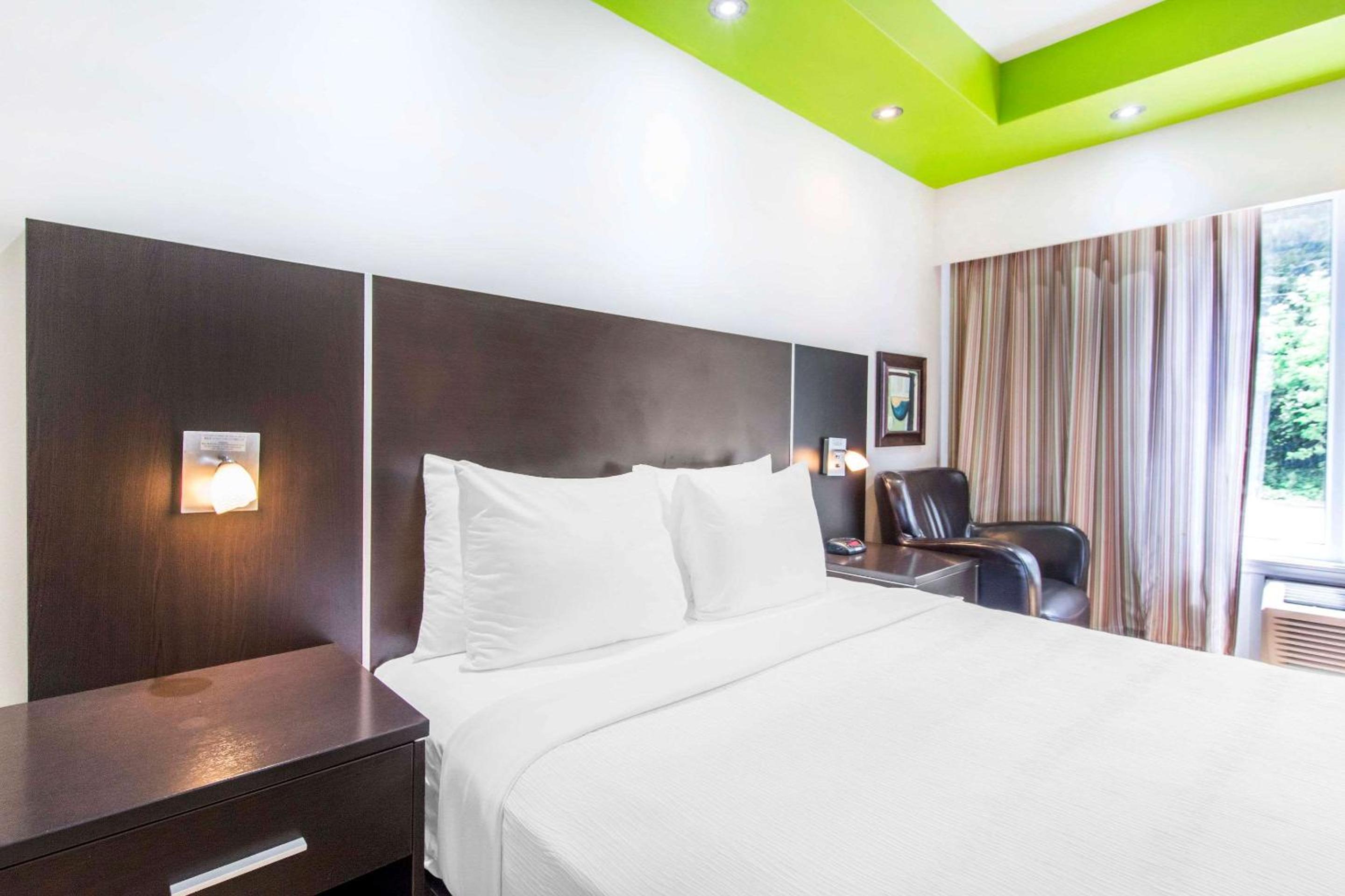 Deluxe Queen Room - Non-Smoking - Photo 3