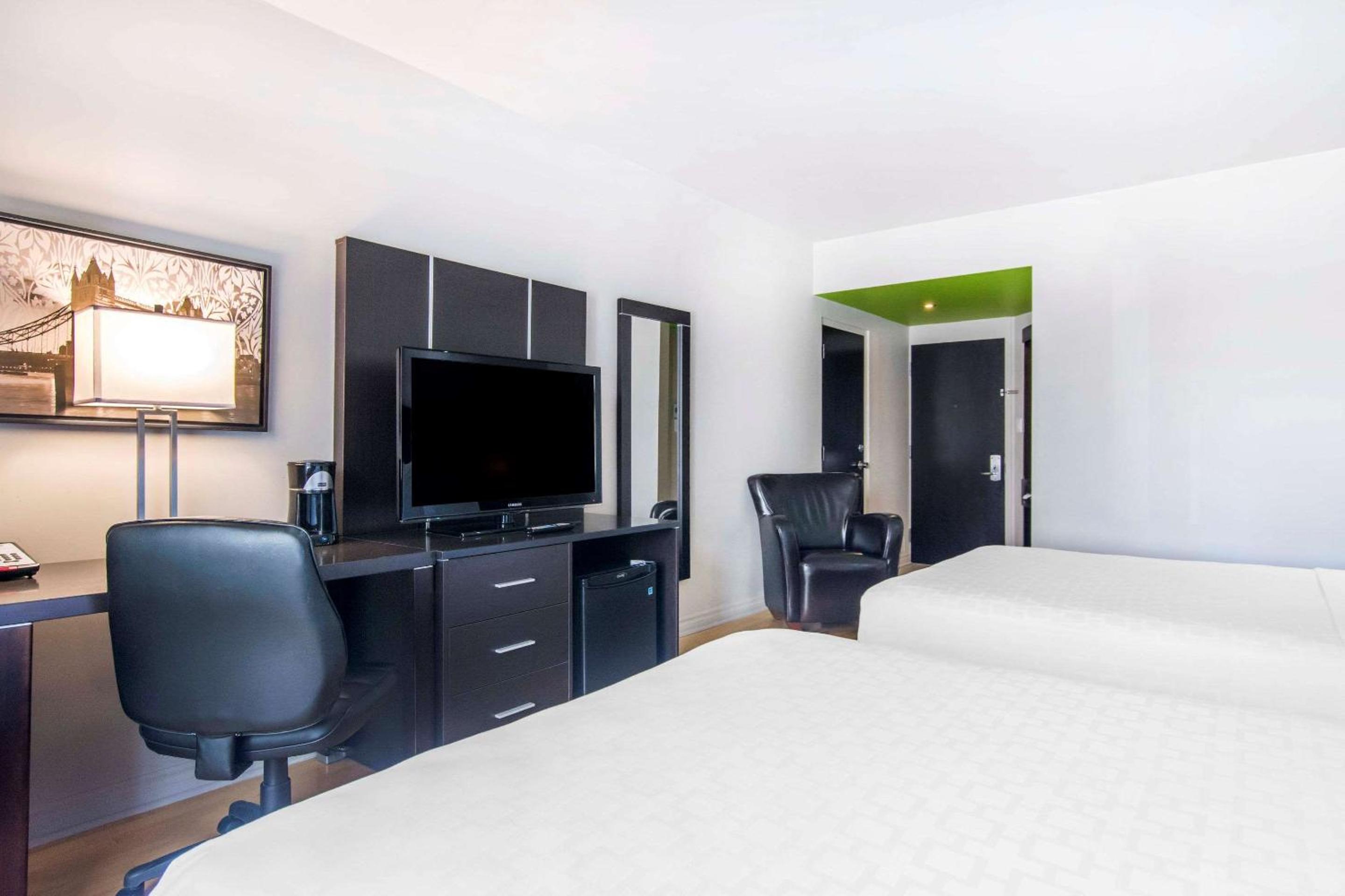 Deluxe Queen Room with Two Queen Beds - Non-Smoking - Photo 1