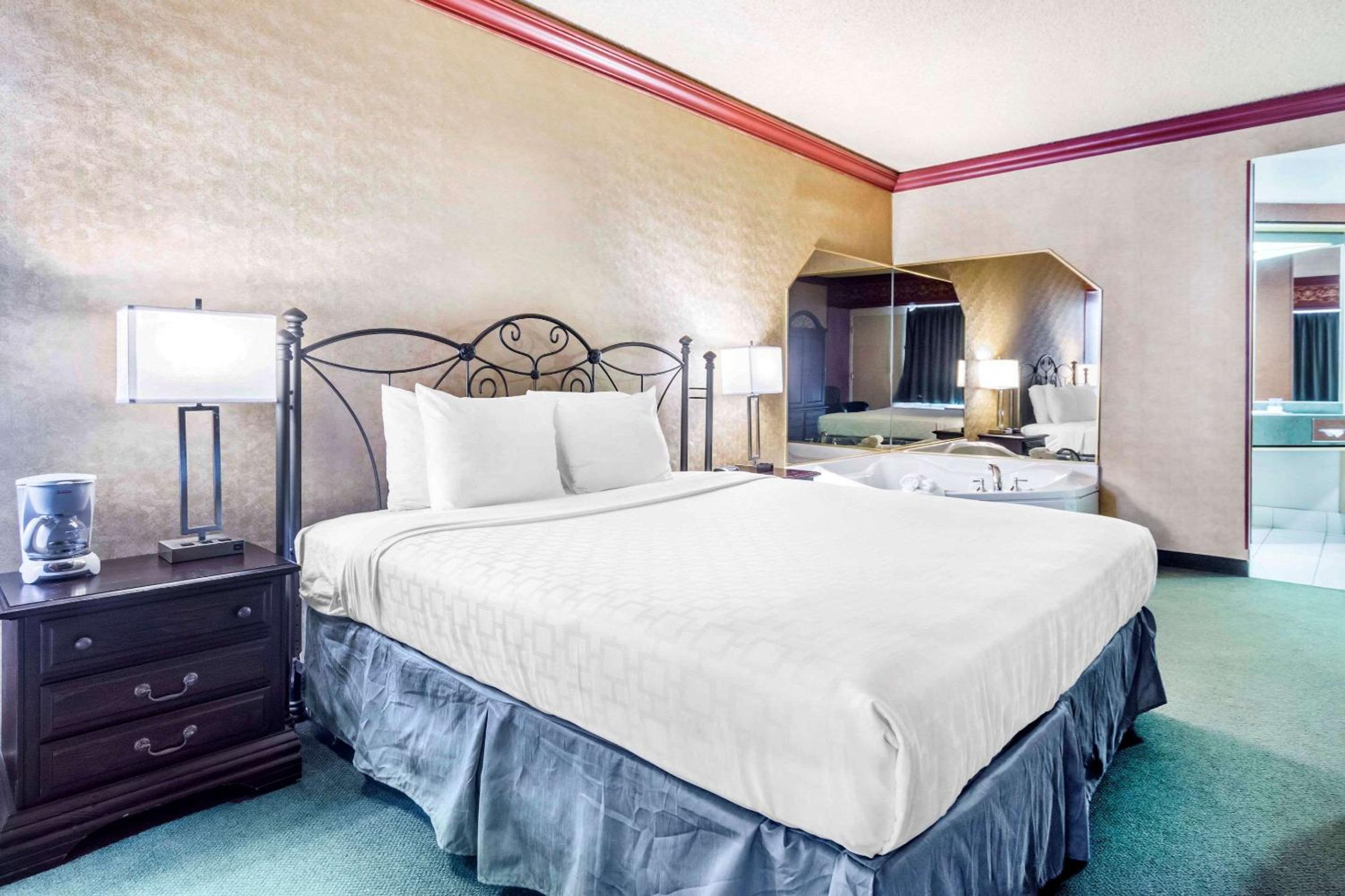 King Suite - Non-Smoking - Photo 2