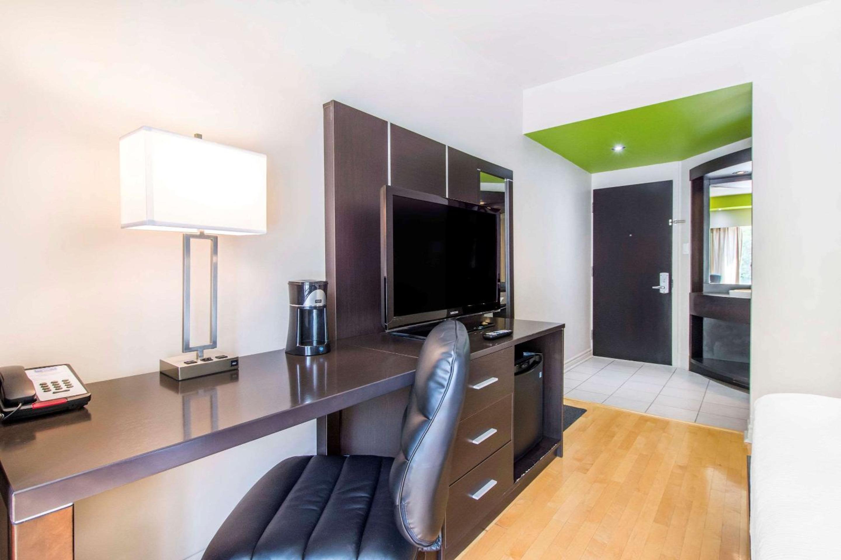 Deluxe Queen Room - Non-Smoking - Photo 4