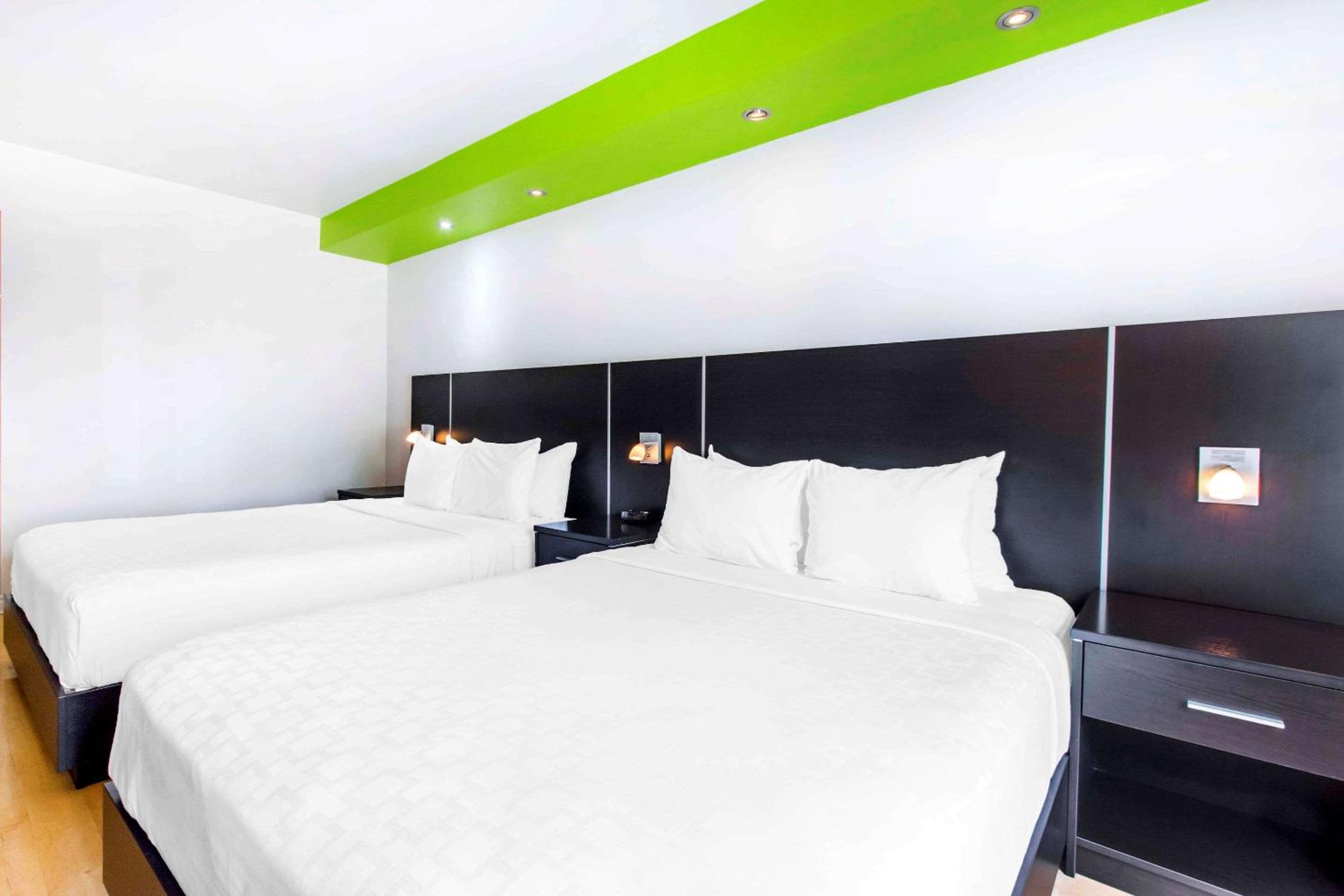 Deluxe Queen Room with Two Queen Beds - Non-Smoking - Photo 2