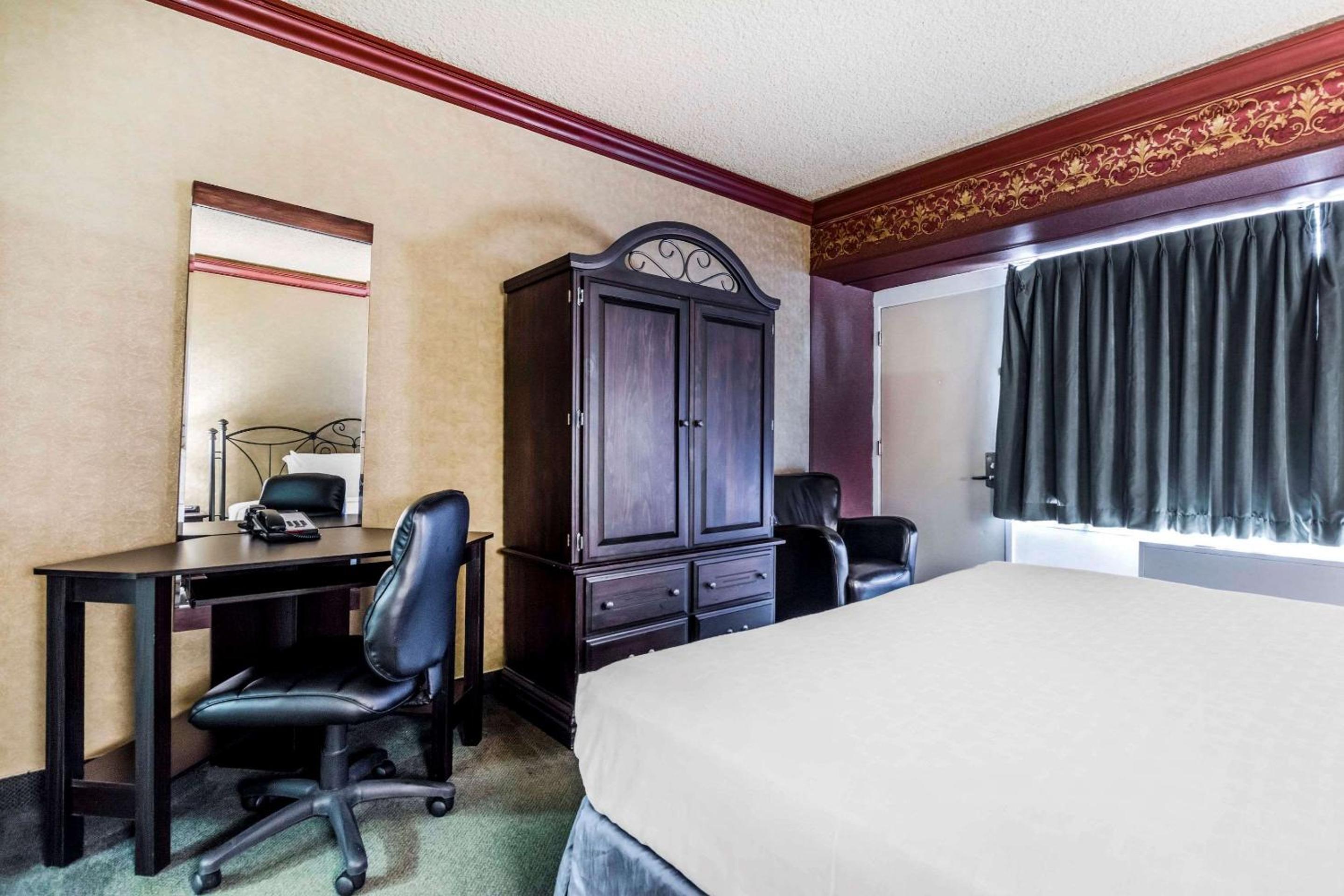 King Suite - Non-Smoking - Photo 3
