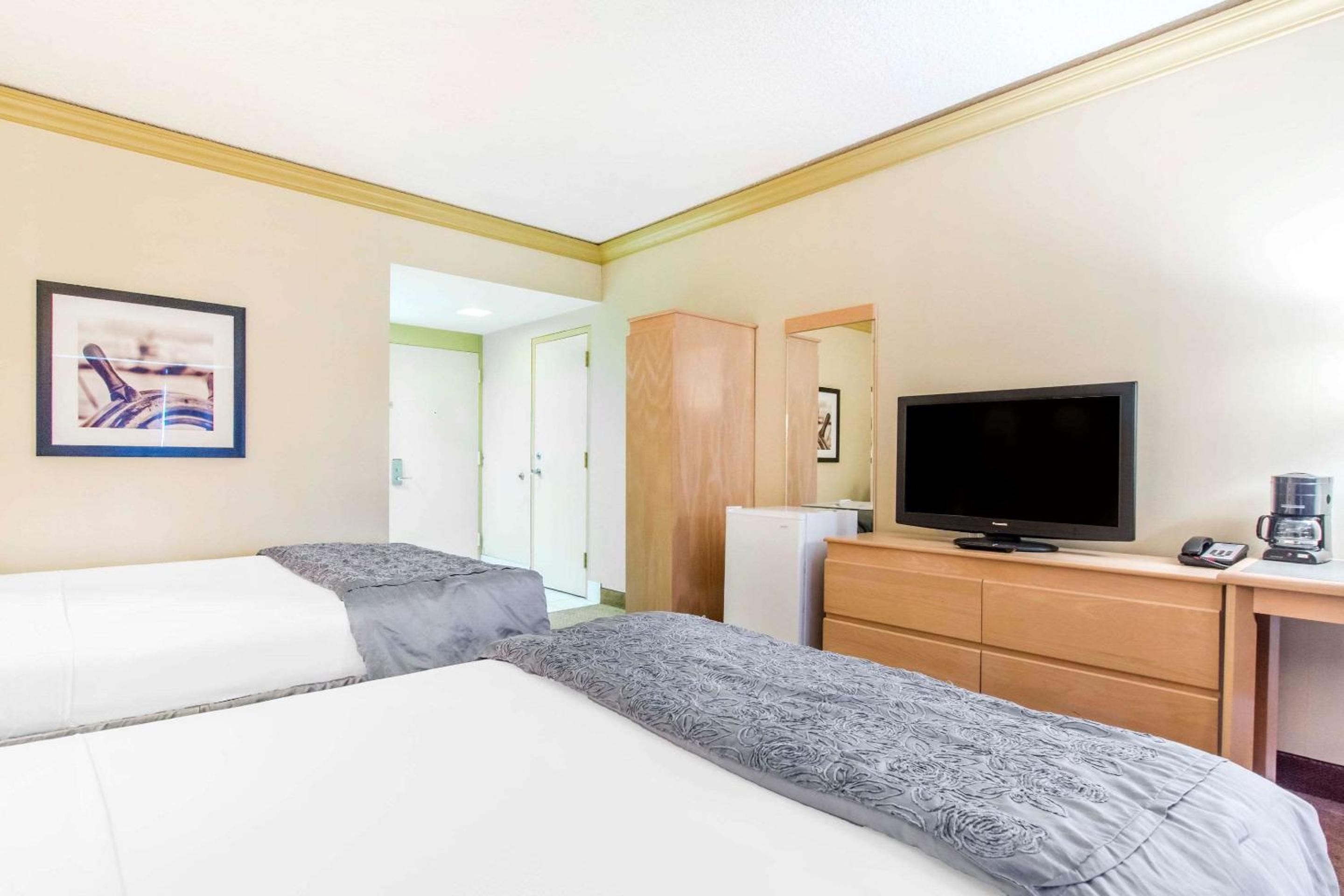 Queen Room with Two Queen Beds - Non-Smoking - Photo 1