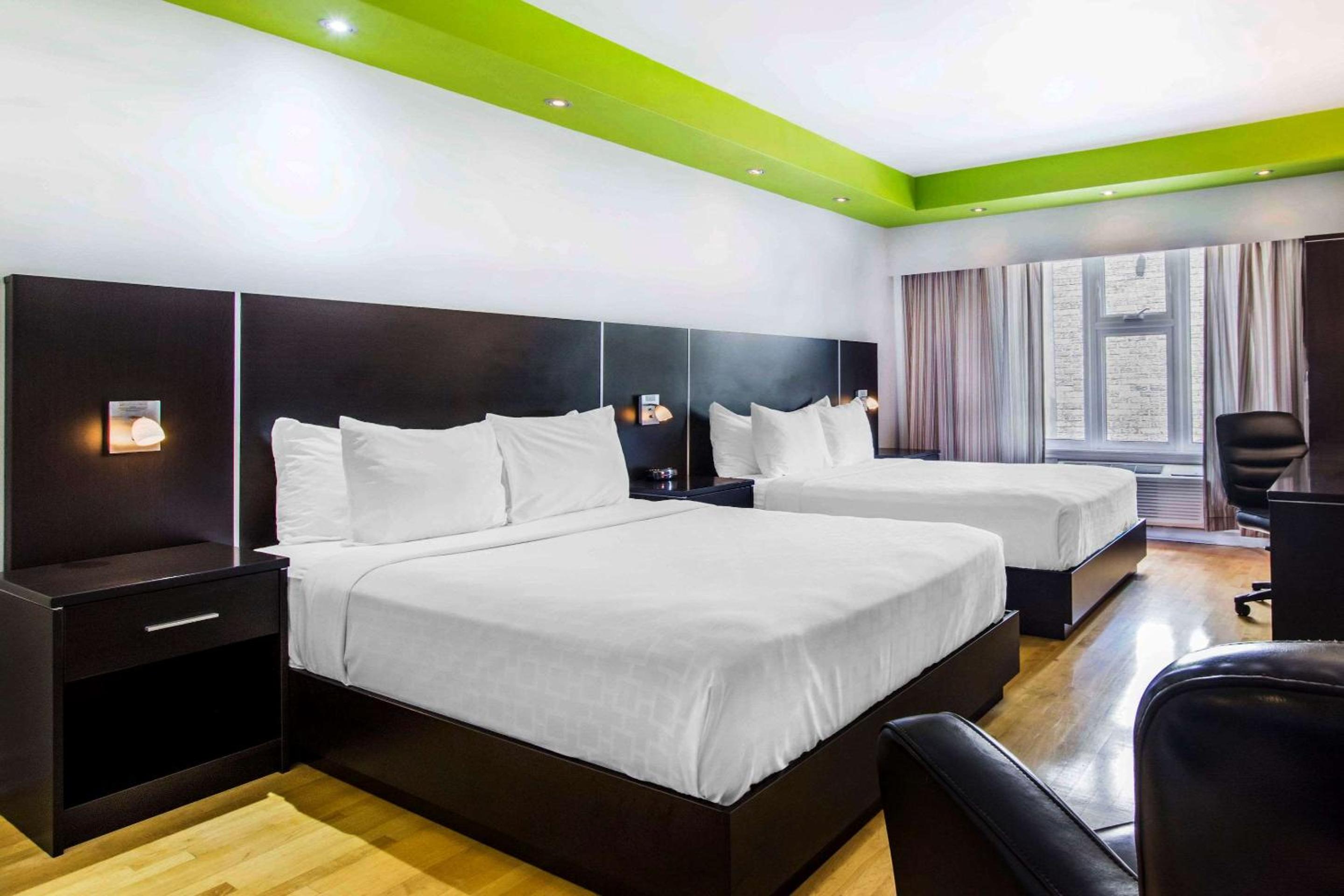 Deluxe Queen Room with Two Queen Beds - Non-Smoking - Photo 3